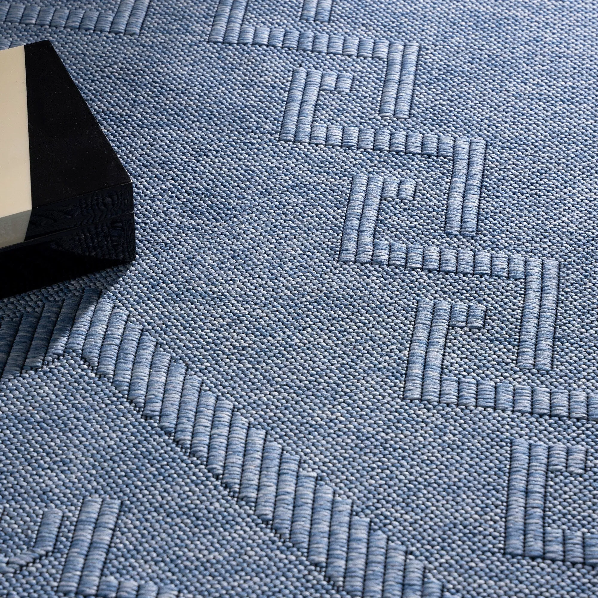 Alameda Solid Color Medallion Machine Washable Indoor Area Rug