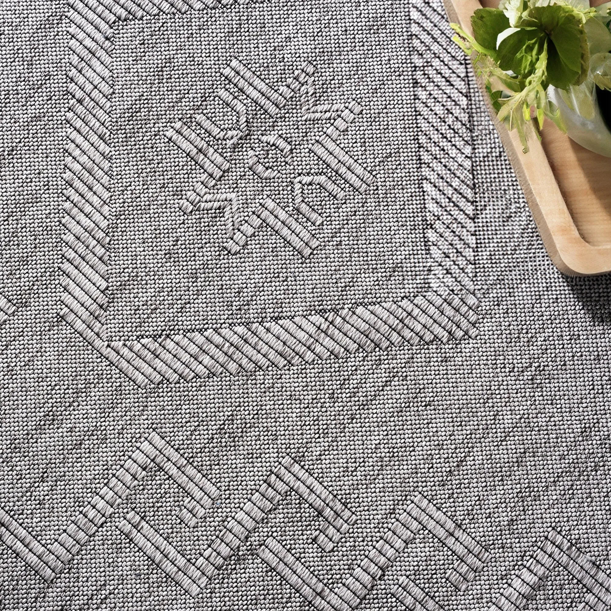 Alameda Solid Color Medallion Machine Washable Indoor Area Rug