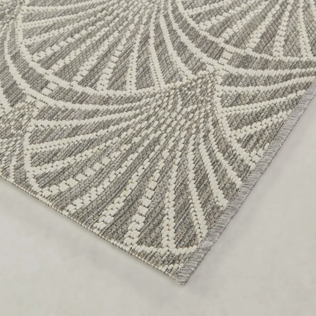 Beniston Art Deco Scalloped Indoor/Outdoor Area Rug