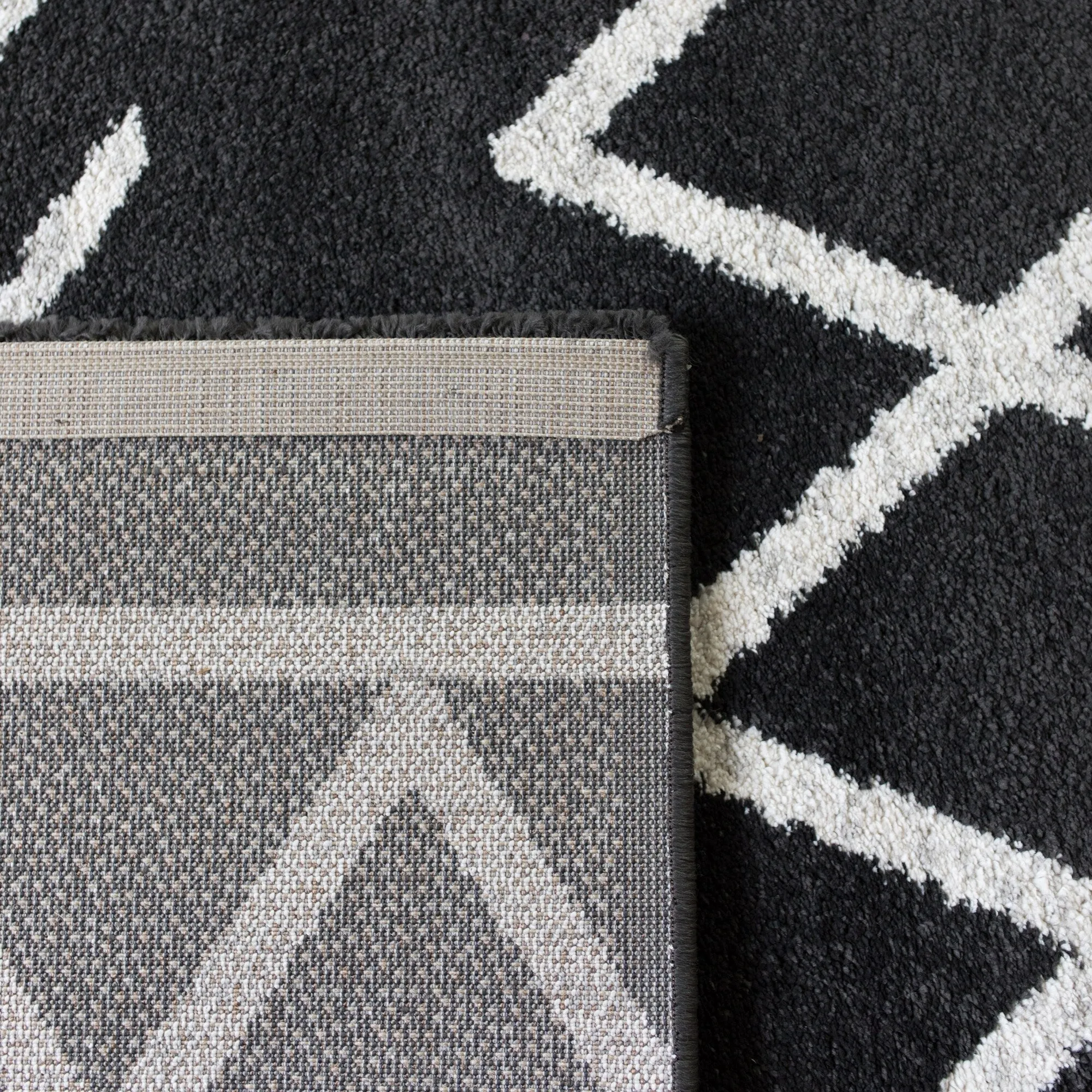 Carson Carrington Salsaker Geometric Area Rug