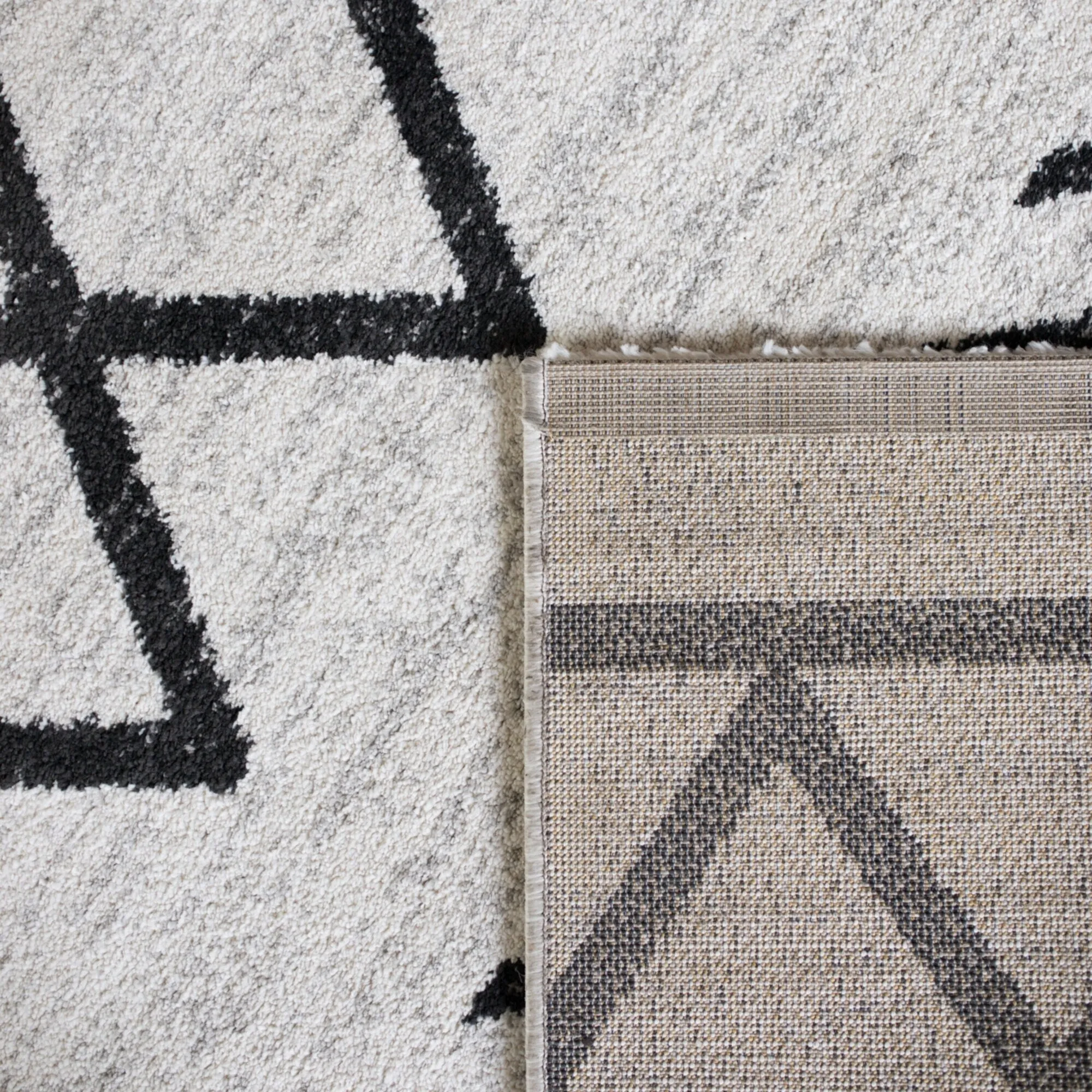 Carson Carrington Salsaker Geometric Area Rug