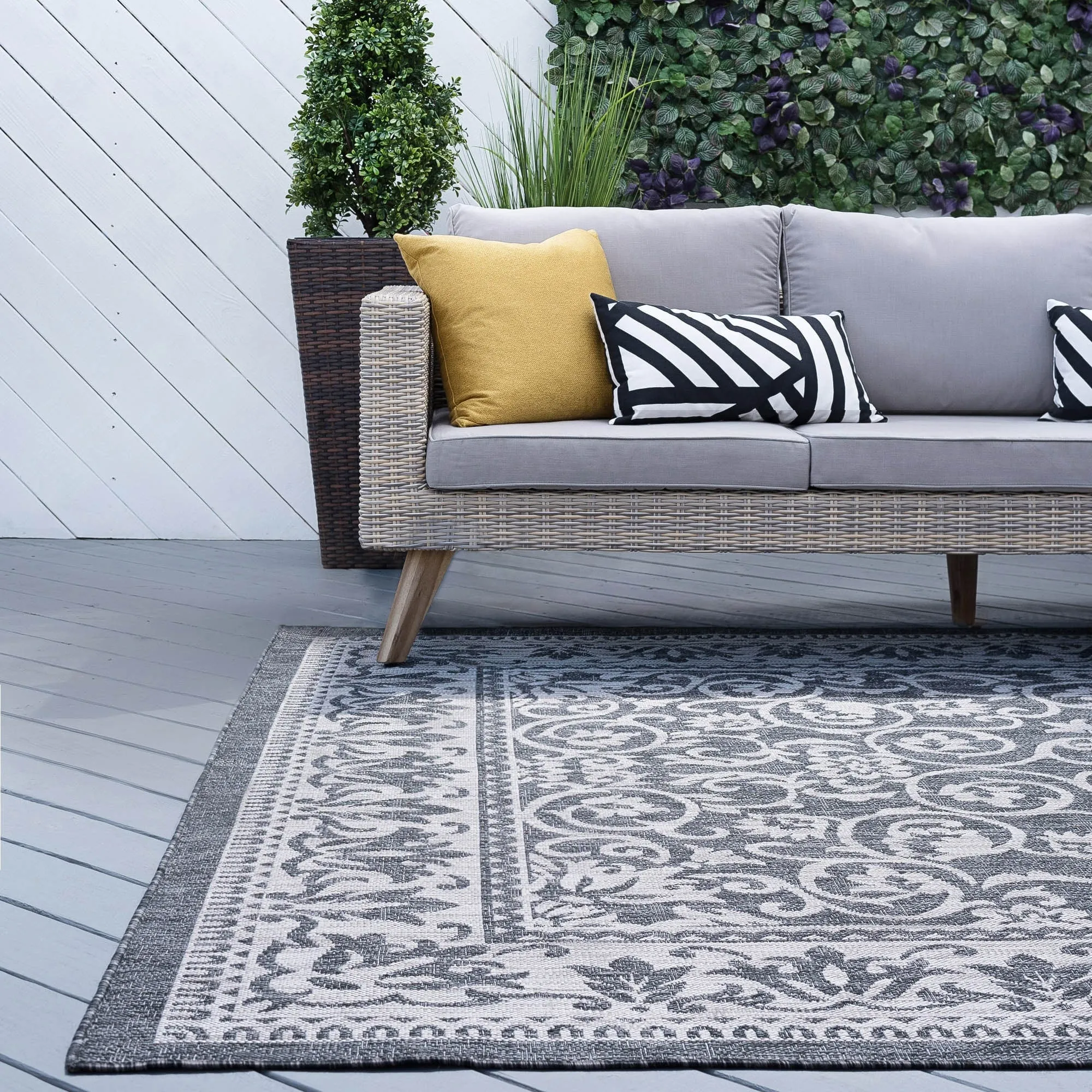 Colonnade Farmhouse Floral & Botanical Indoor/Outdoor Area Rug