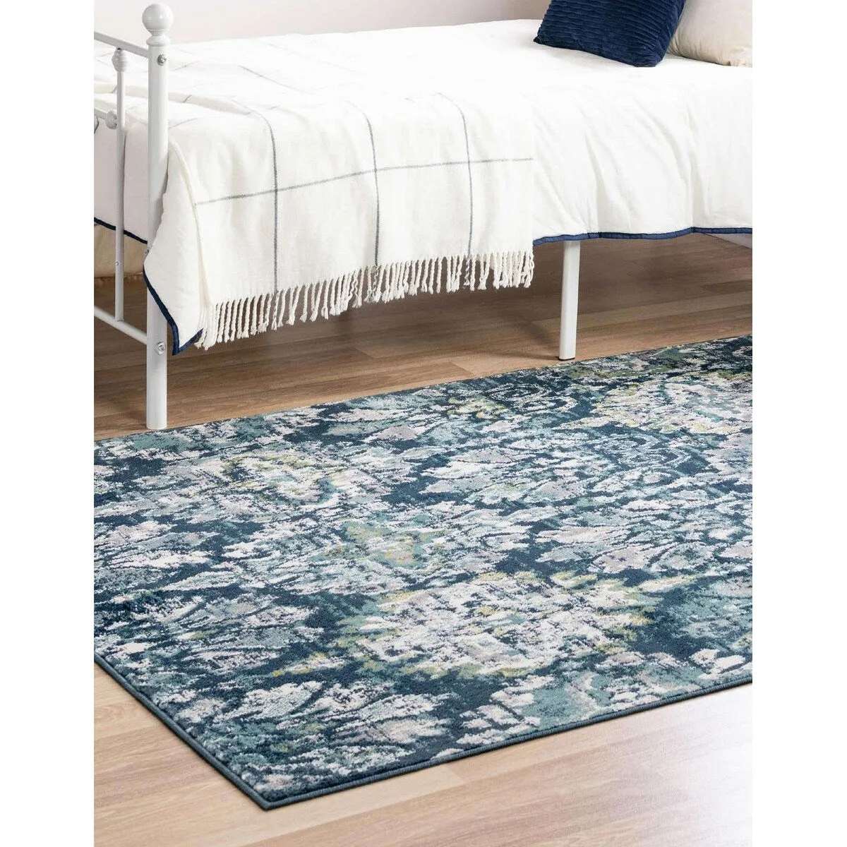 Contemporary Synnove Collection Area Rug
