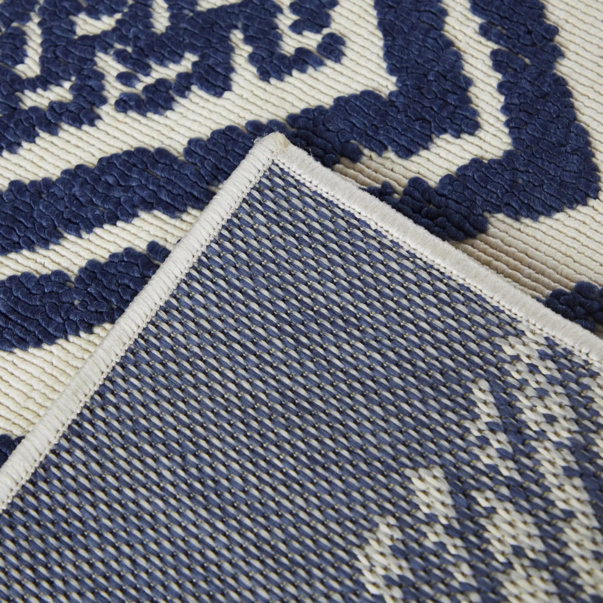 DeLuca Diamond Medallion Indoor/Outdoor Area Rug