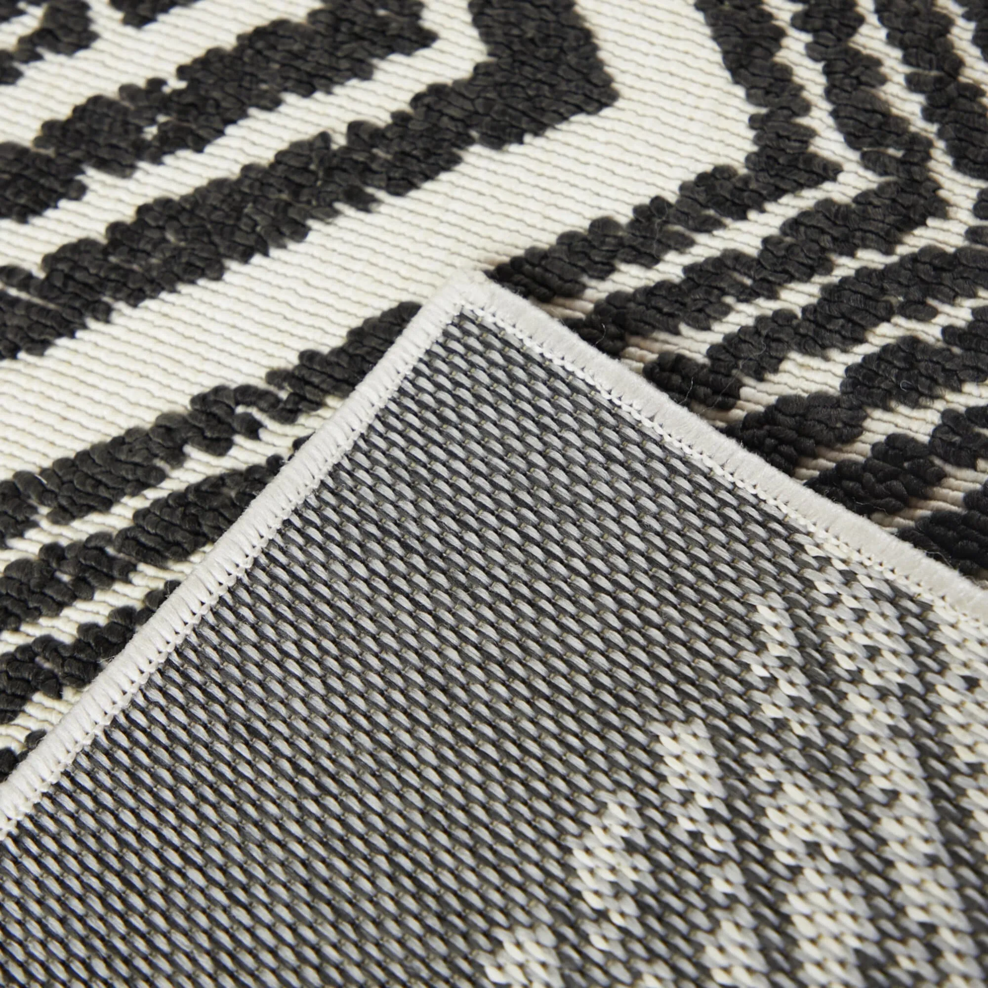 DeLuca Diamond Medallion Indoor/Outdoor Area Rug