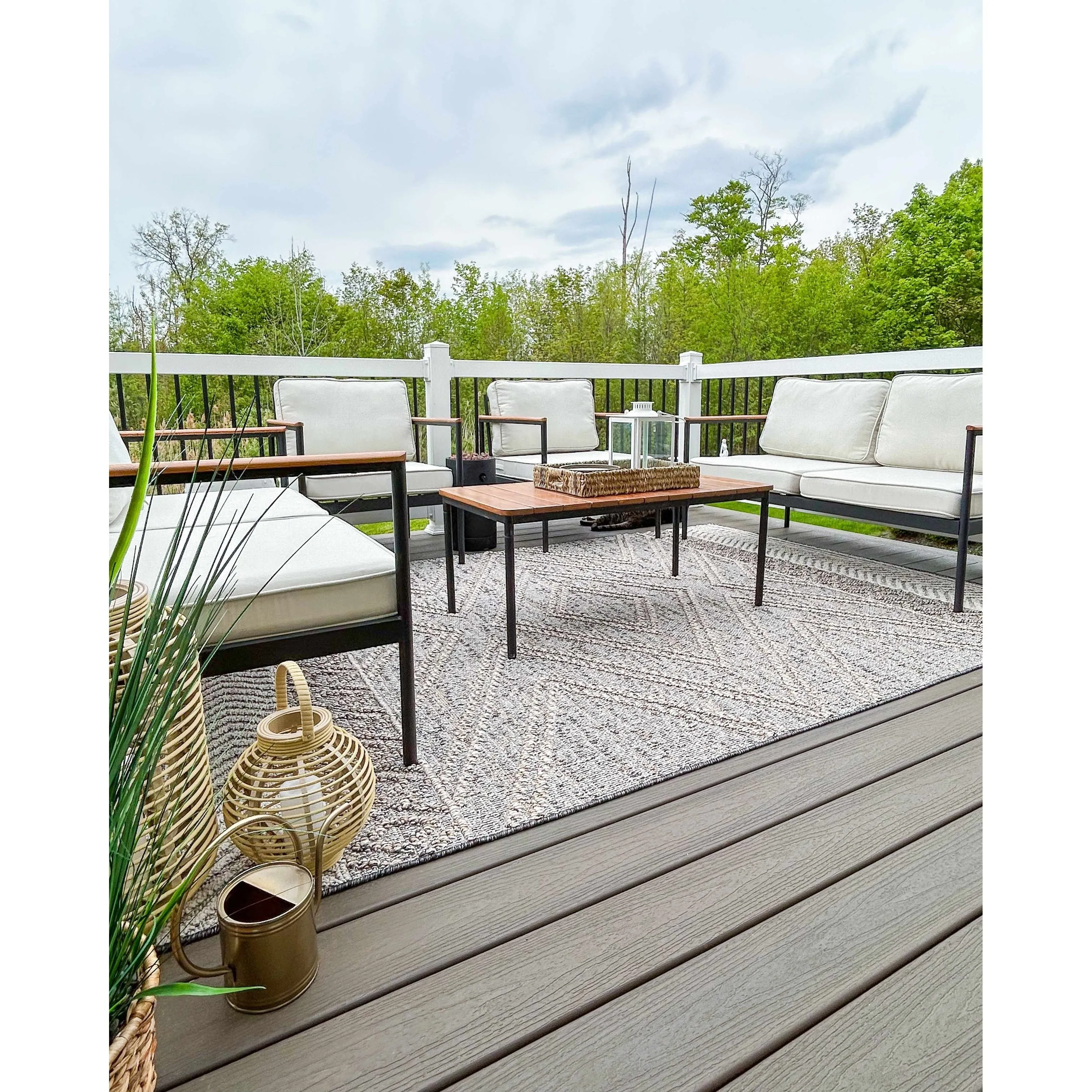 Hauteloom Areli Diamond Geometric Farmhouse Patio Outdoor Area Rug