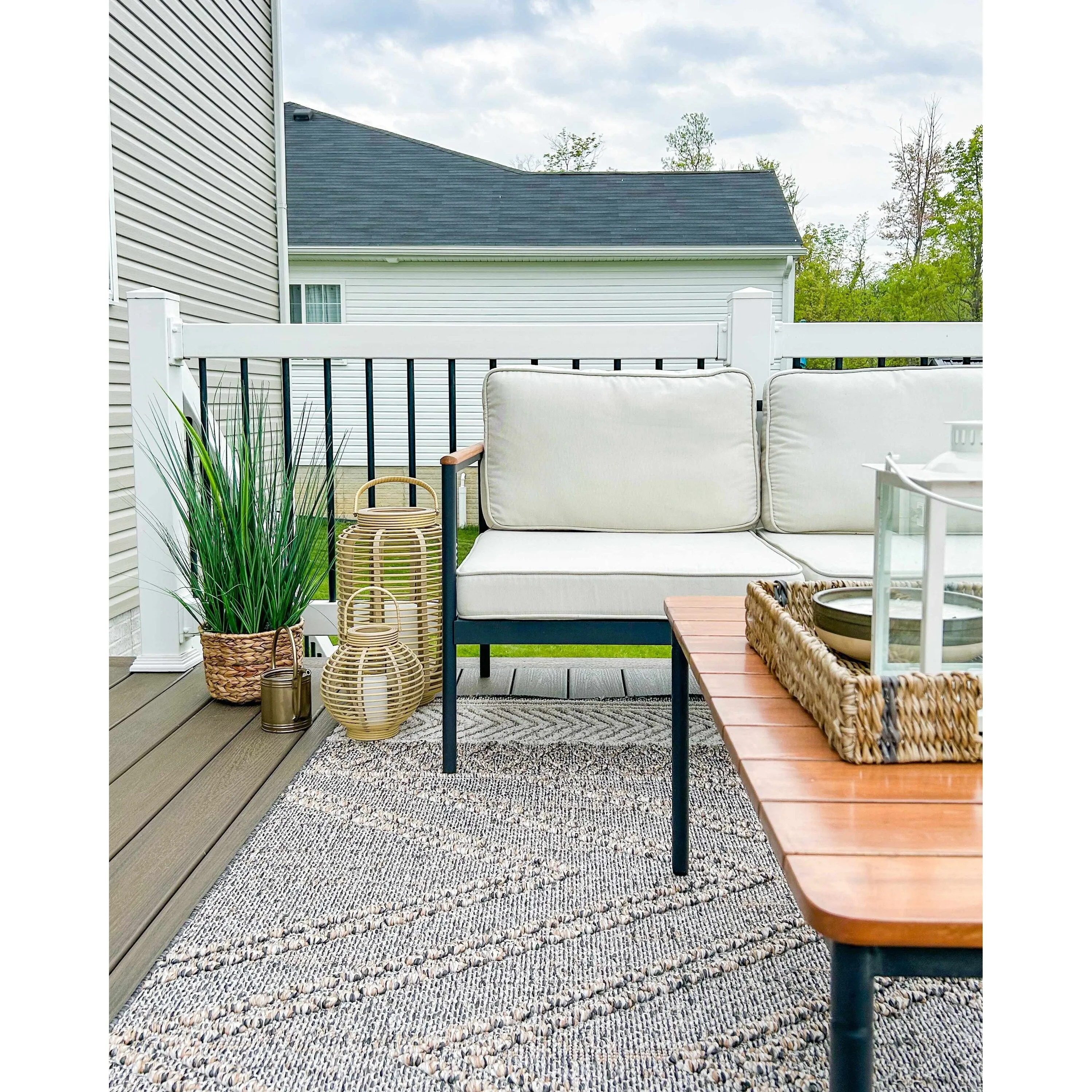 Hauteloom Areli Diamond Geometric Farmhouse Patio Outdoor Area Rug