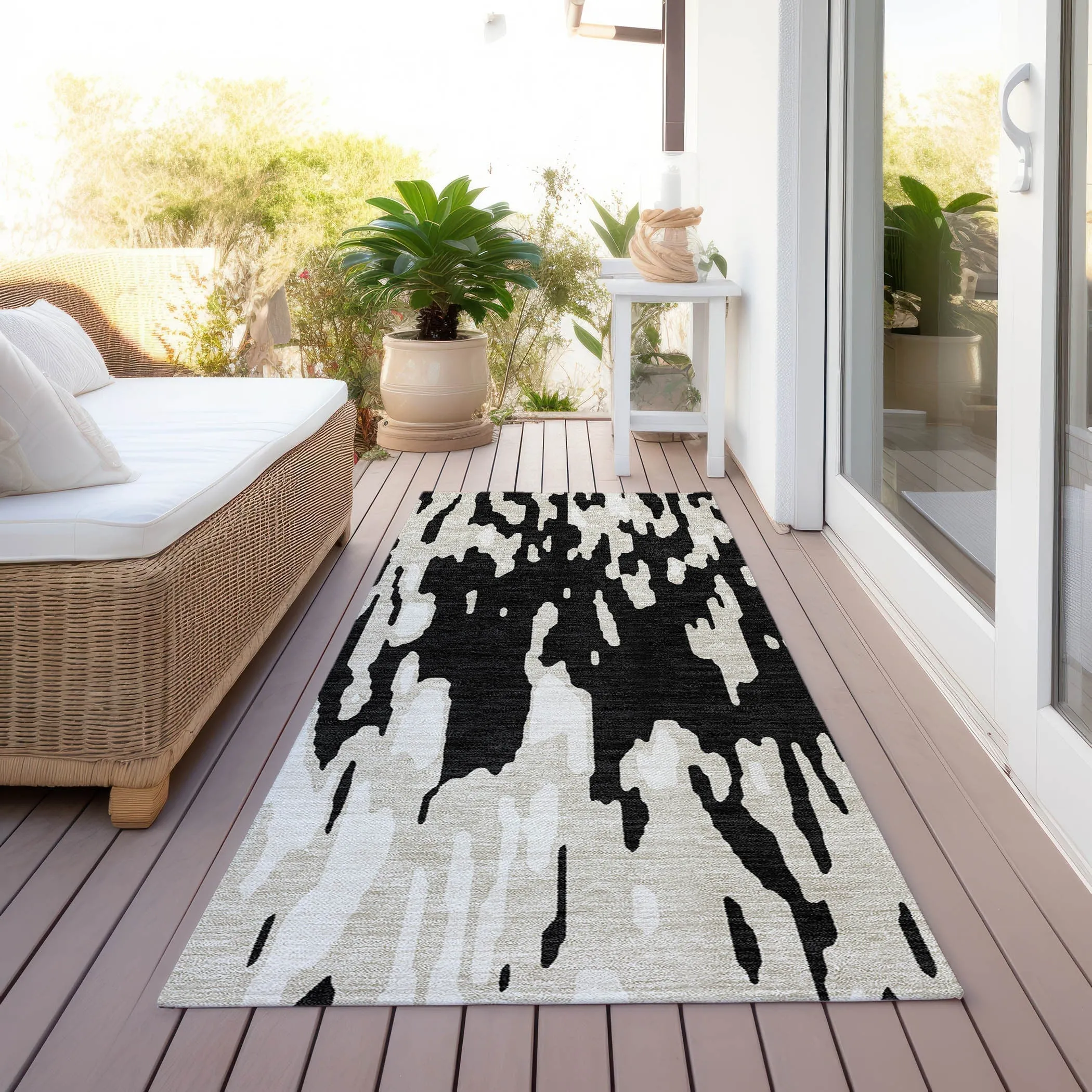 Machine Washable Indoor/ Outdoor Abstract Chantille Rug
