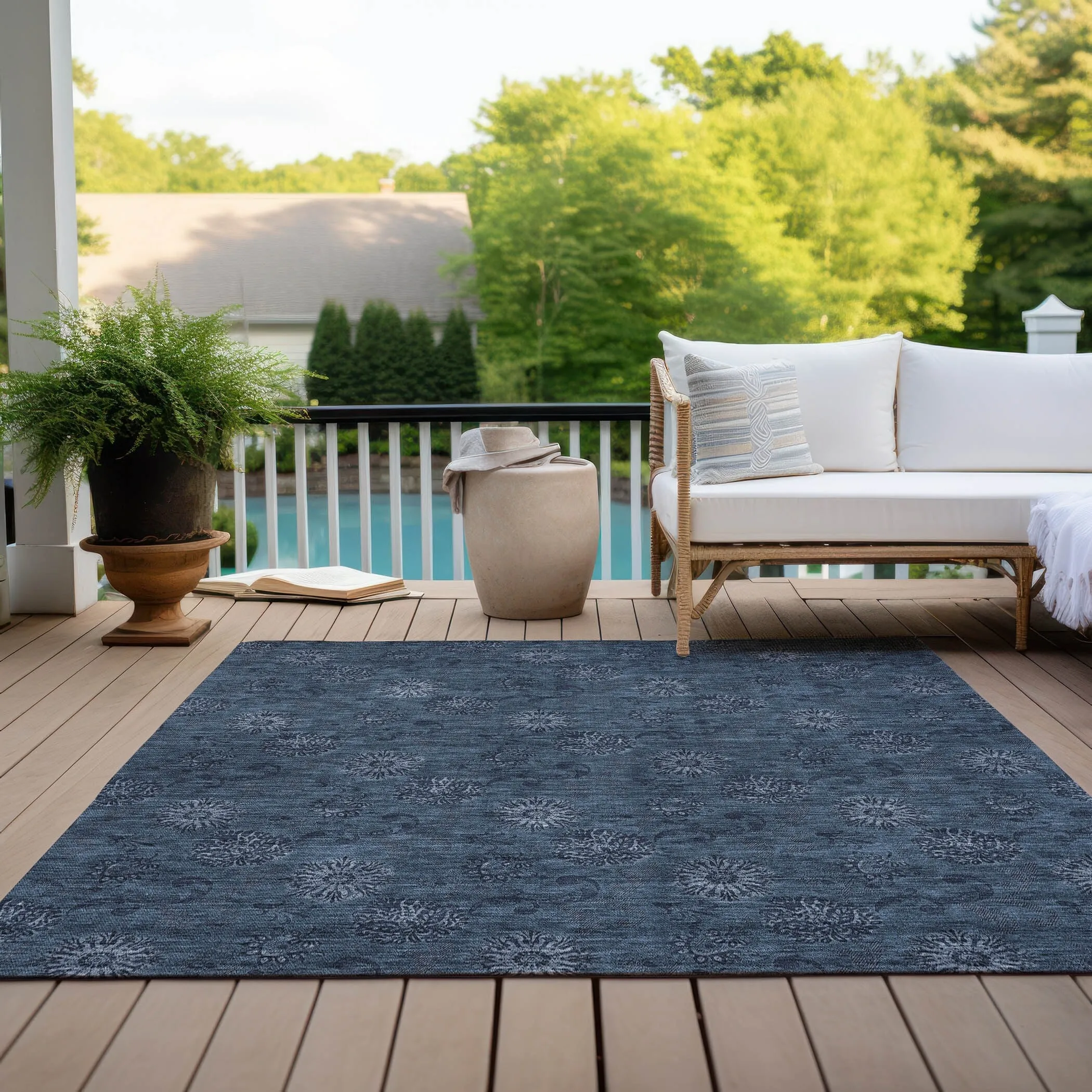 Machine Washable Indoor/ Outdoor Chantille Floral Burst Rug
