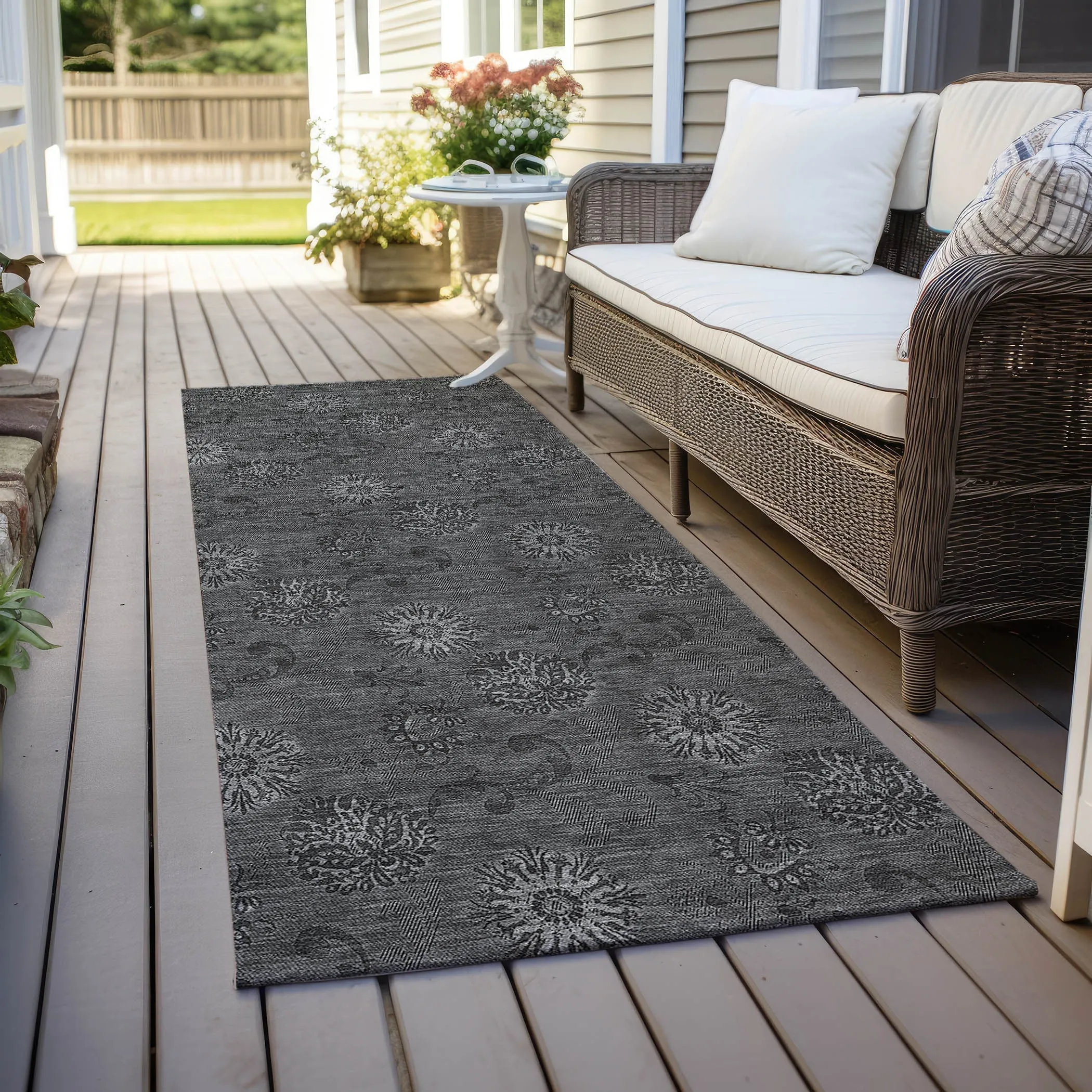 Machine Washable Indoor/ Outdoor Chantille Floral Burst Rug