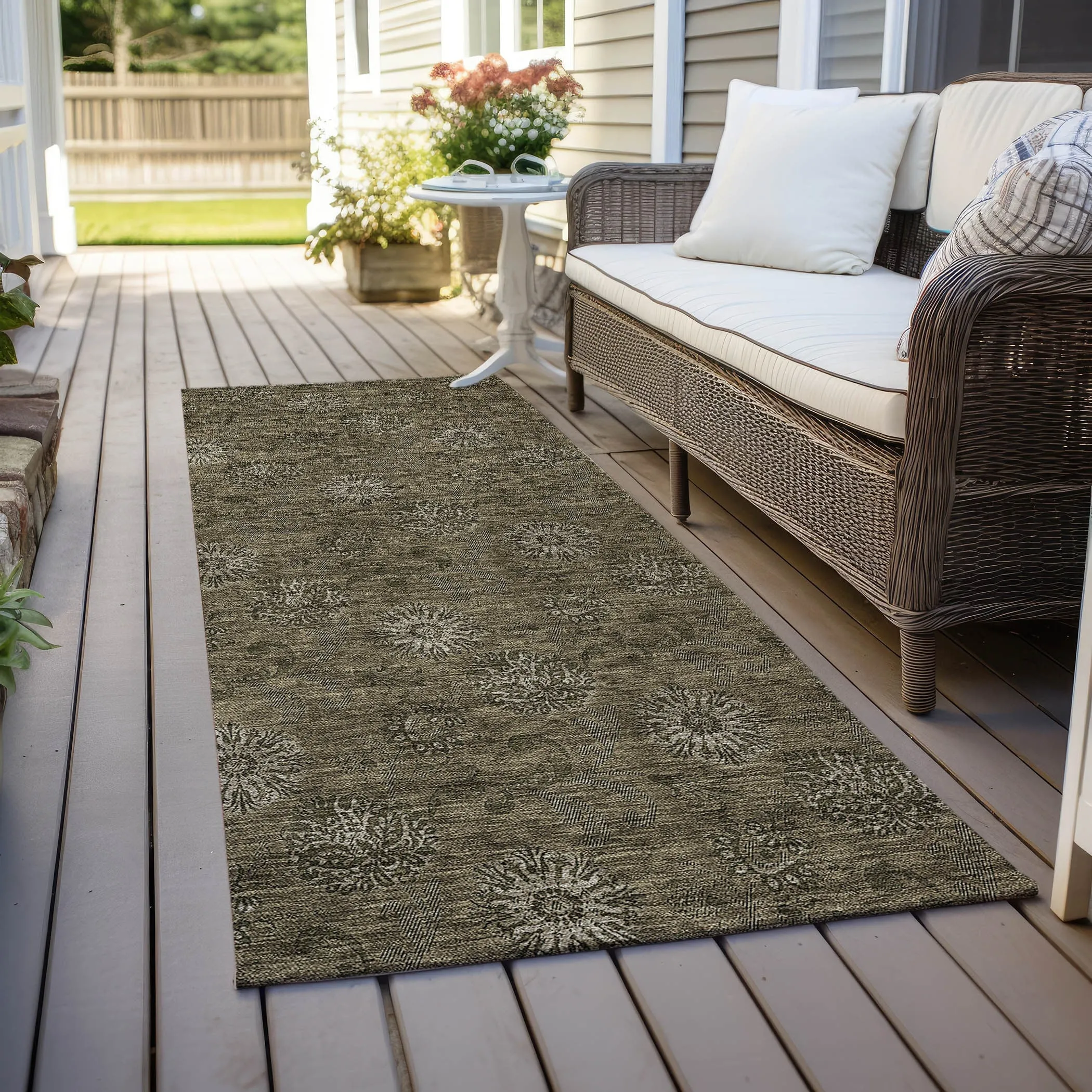 Machine Washable Indoor/ Outdoor Chantille Floral Burst Rug