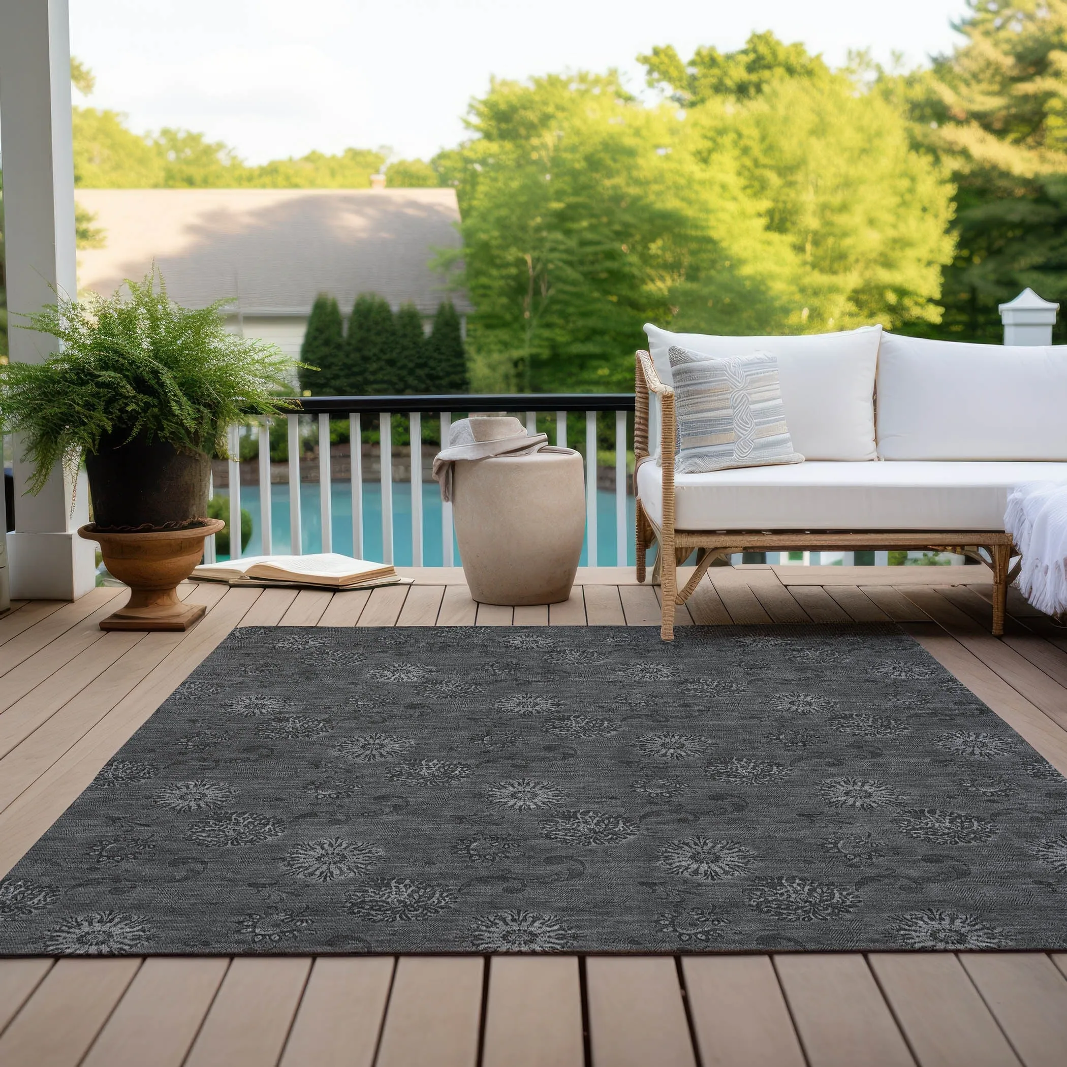 Machine Washable Indoor/ Outdoor Chantille Floral Burst Rug