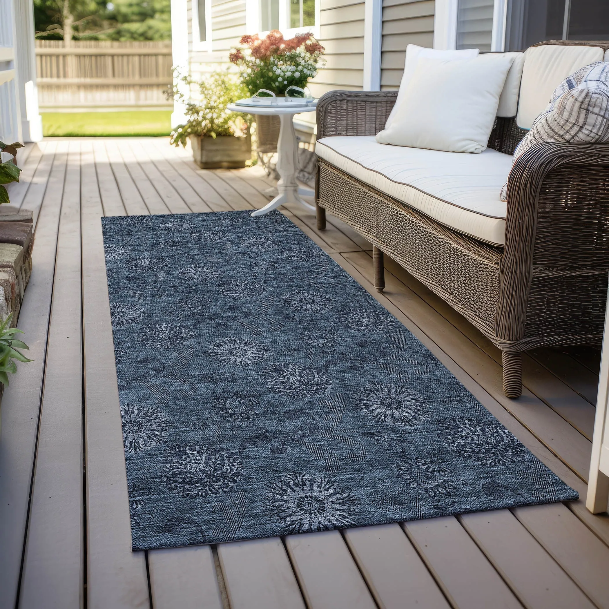 Machine Washable Indoor/ Outdoor Chantille Floral Burst Rug