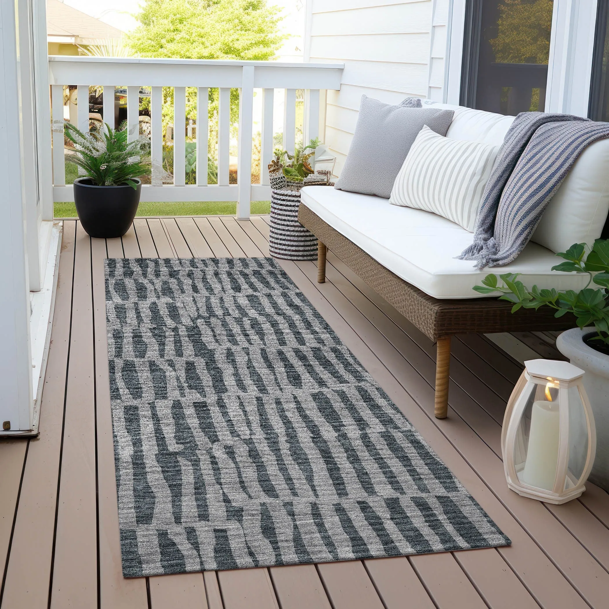 Machine Washable Indoor/ Outdoor Chantille Modern Geo Rug