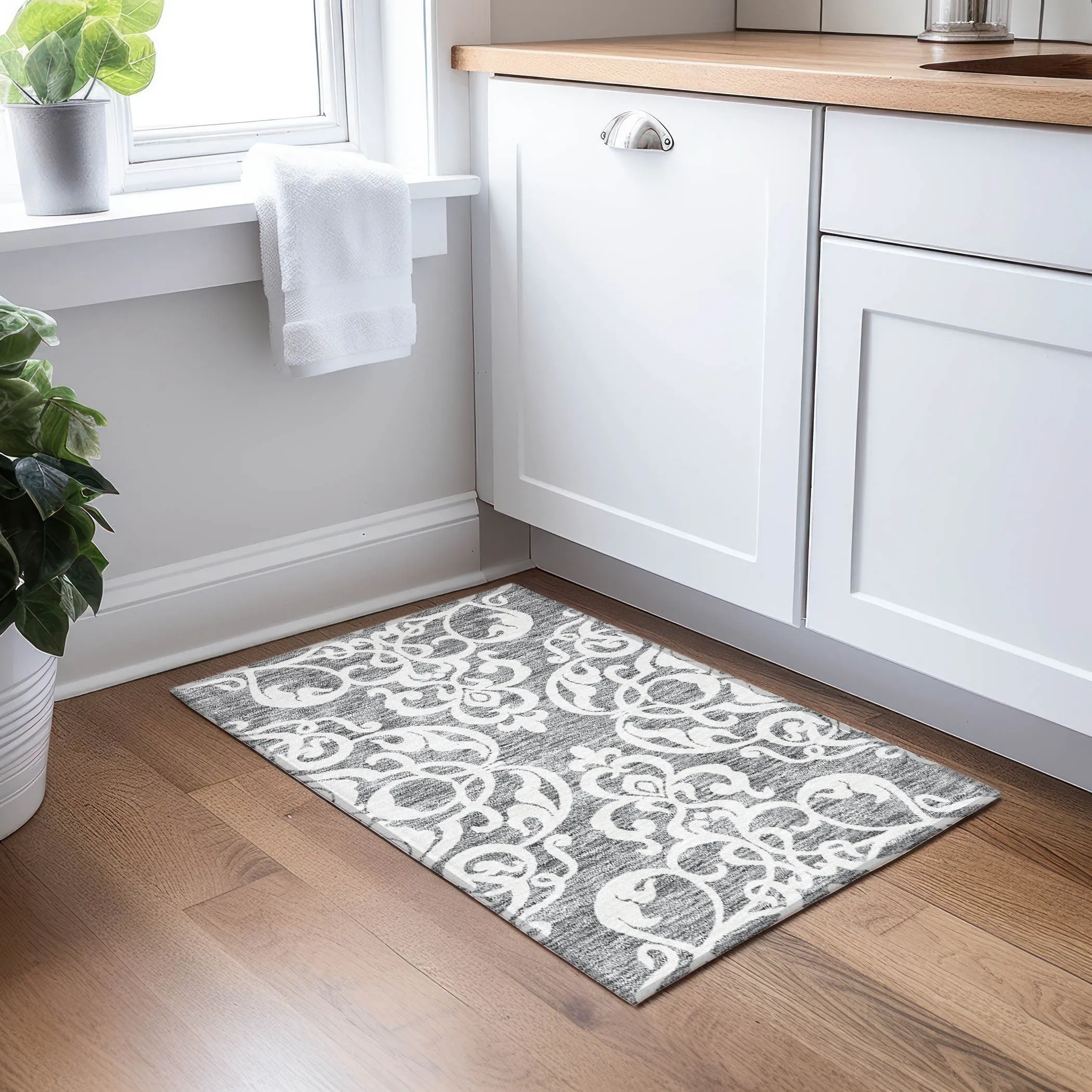 Machine Washable Indoor/ Outdoor Damask Glam Chantille Rug