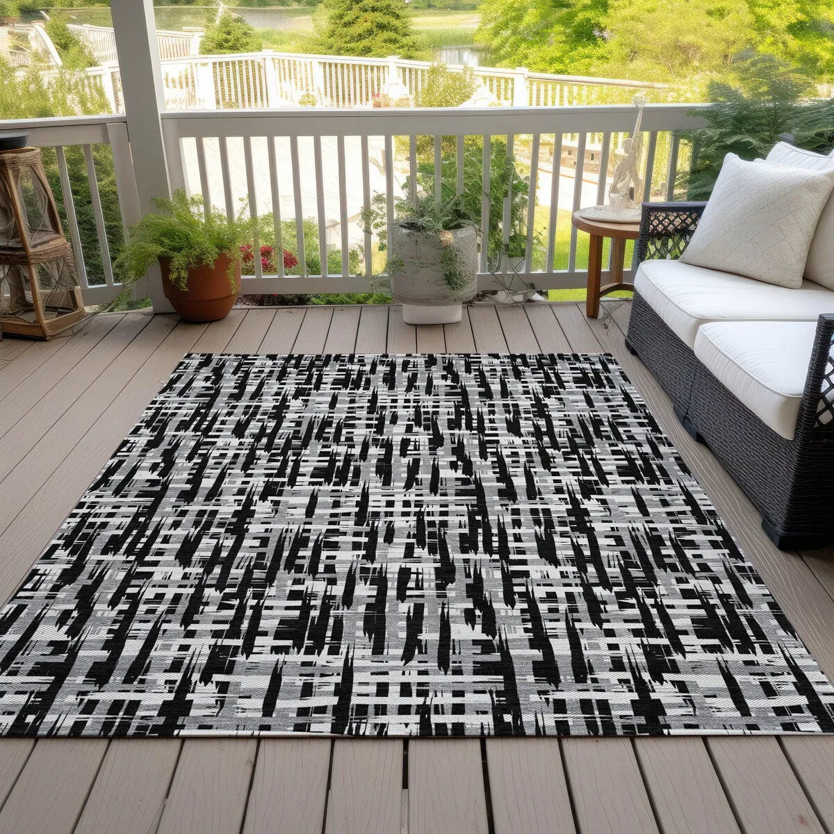 Machine Washable Indoor/ Outdoor Modern Crosshatch Chantille Rug