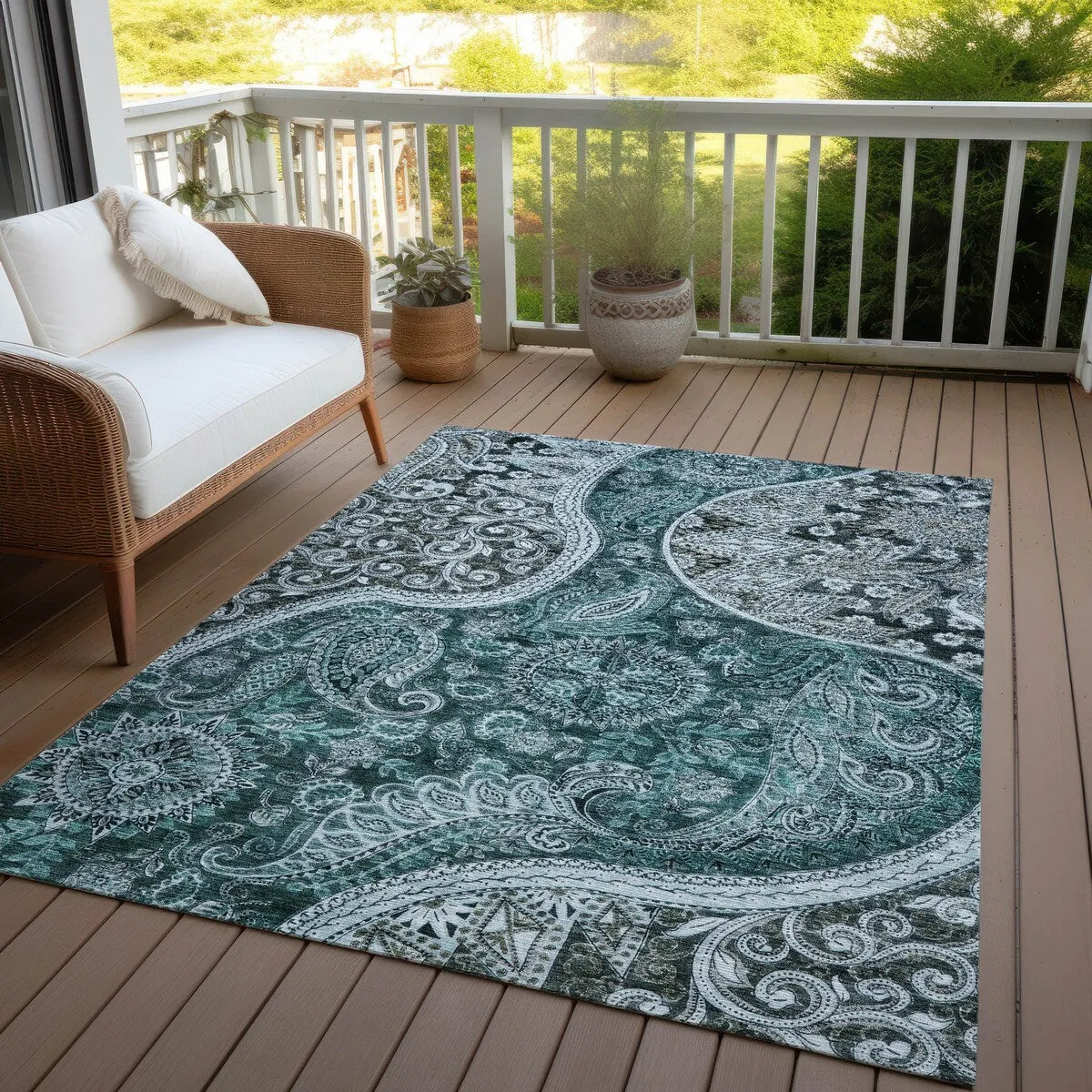 Machine Washable Indoor/ Outdoor Modern Paisley Chantille Rug