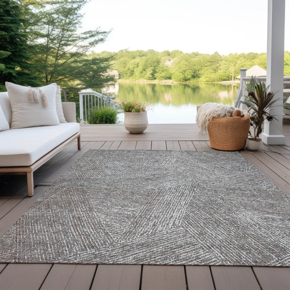 Machine Washable Indoor/ Outdoor Solid Geo Chantille Rug