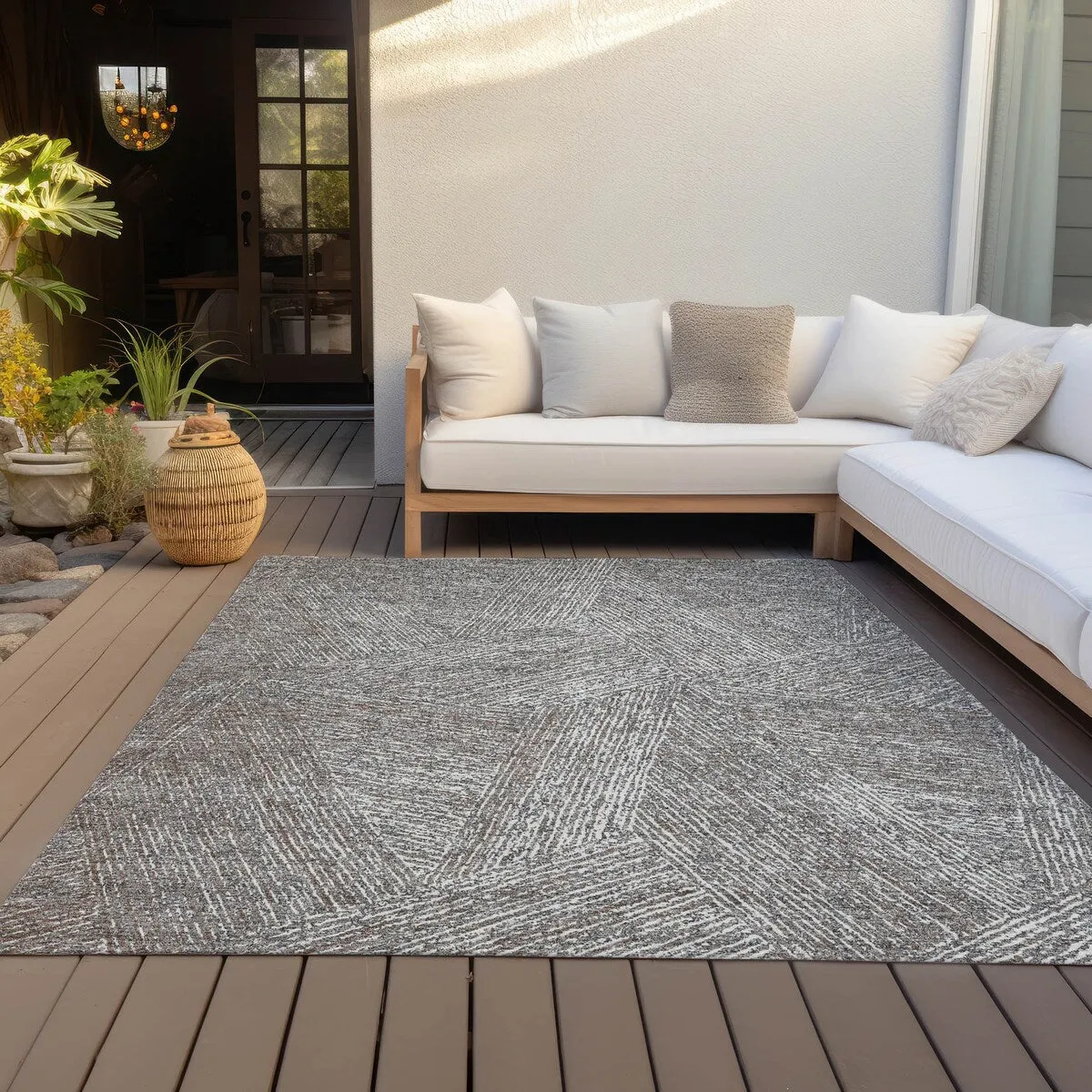 Machine Washable Indoor/ Outdoor Solid Geo Chantille Rug