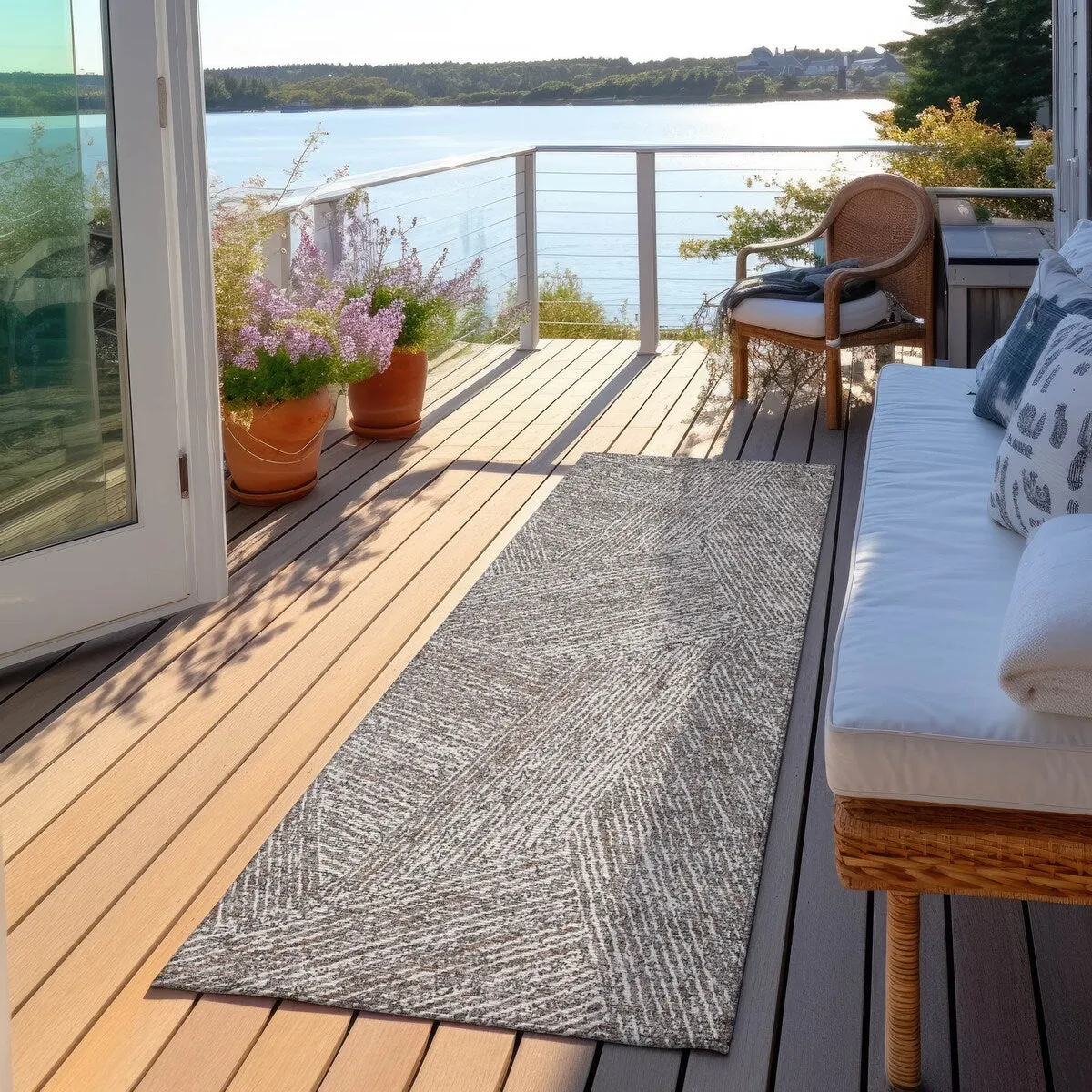 Machine Washable Indoor/ Outdoor Solid Geo Chantille Rug