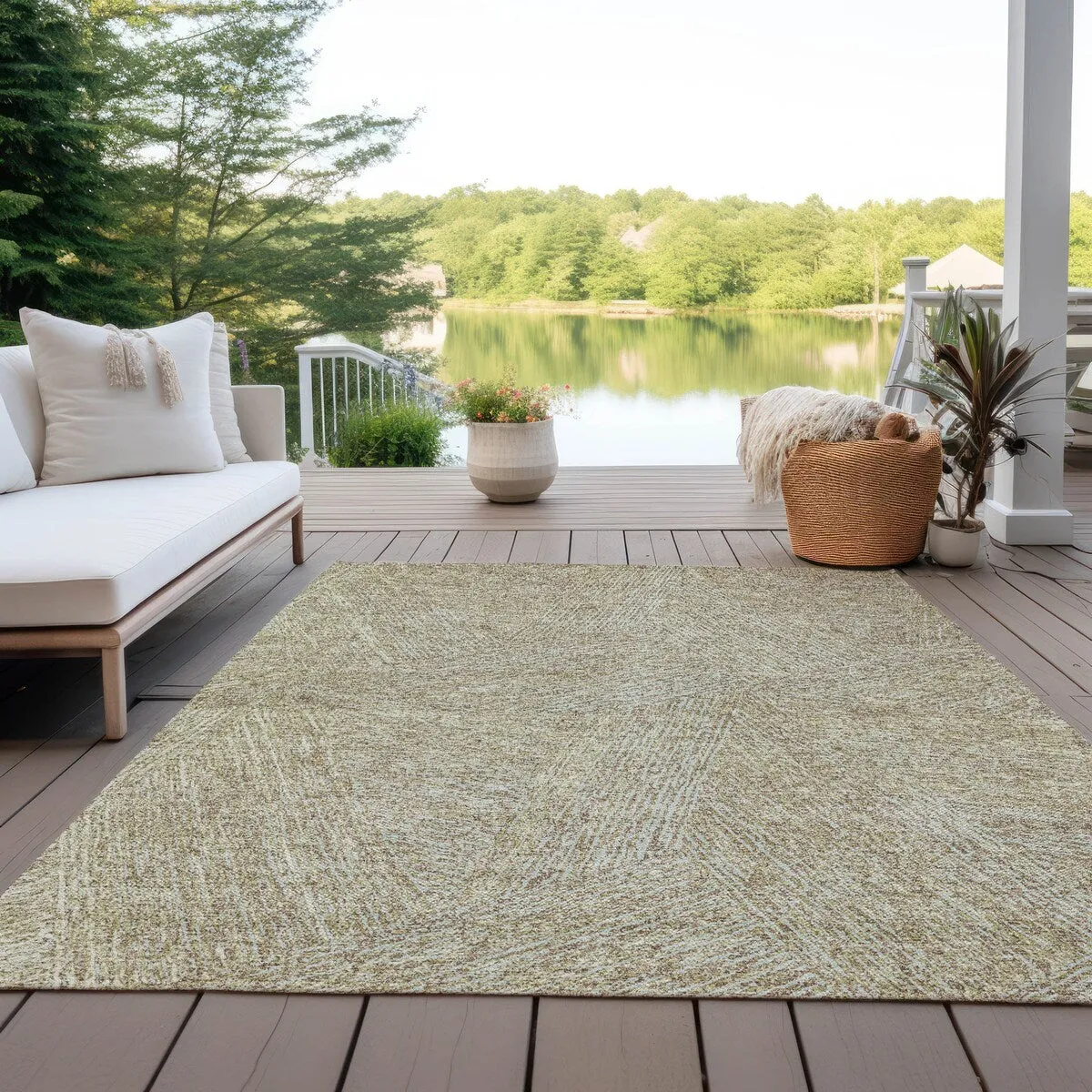 Machine Washable Indoor/ Outdoor Solid Geo Chantille Rug