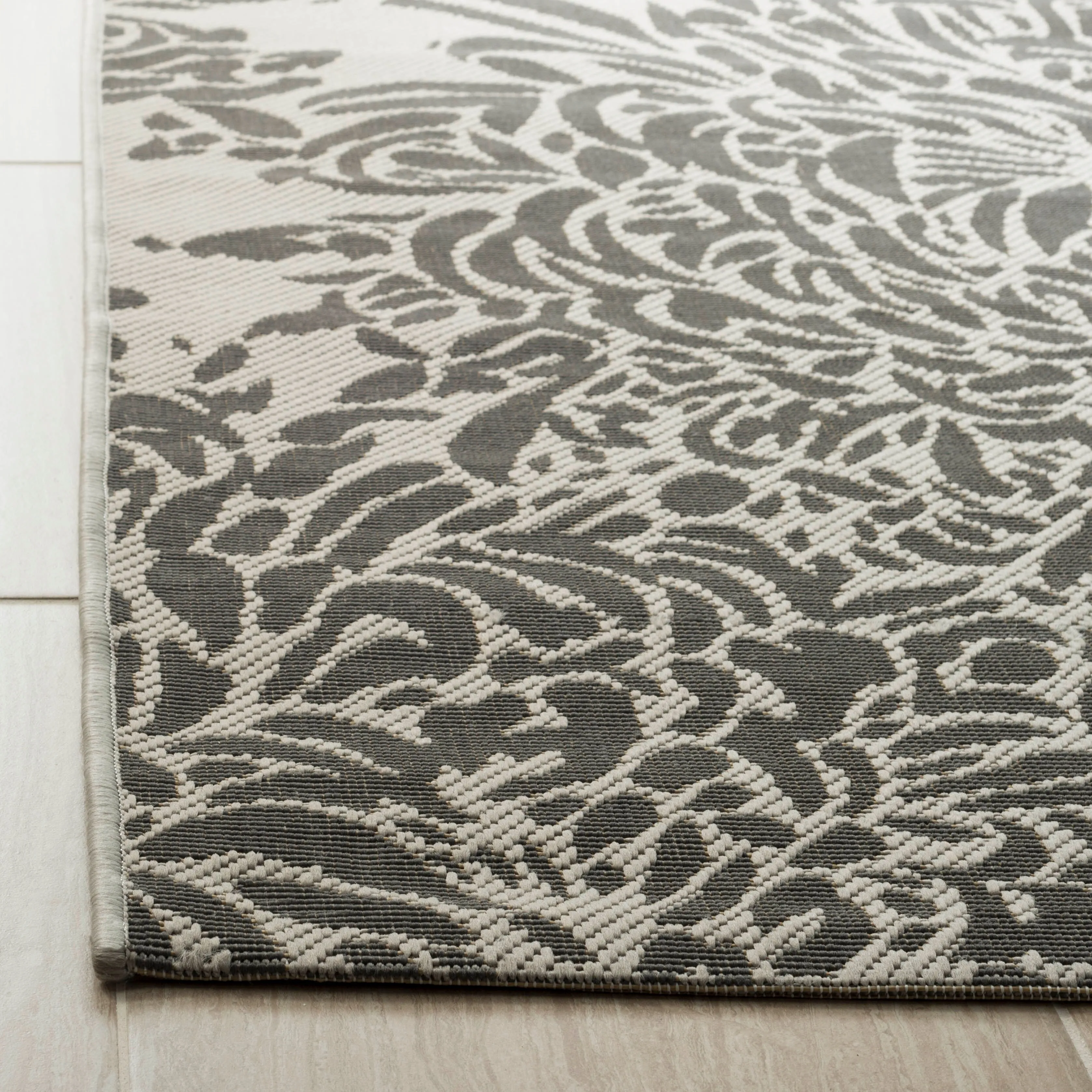 Martha Stewart by SAFAVIEH Chrysanthemum Indoor/ Outdoor Waterproof Rug
