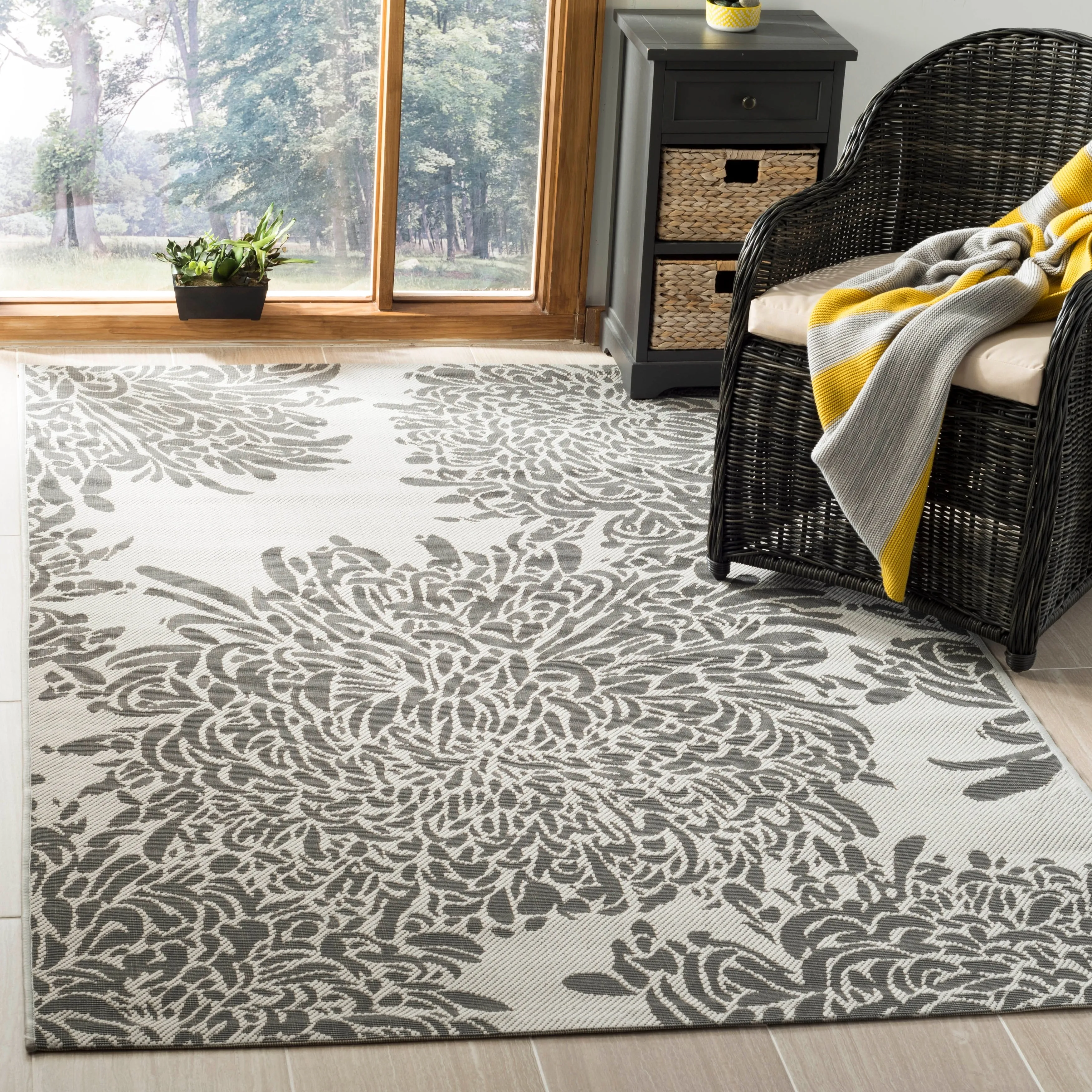 Martha Stewart by SAFAVIEH Chrysanthemum Indoor/ Outdoor Waterproof Rug
