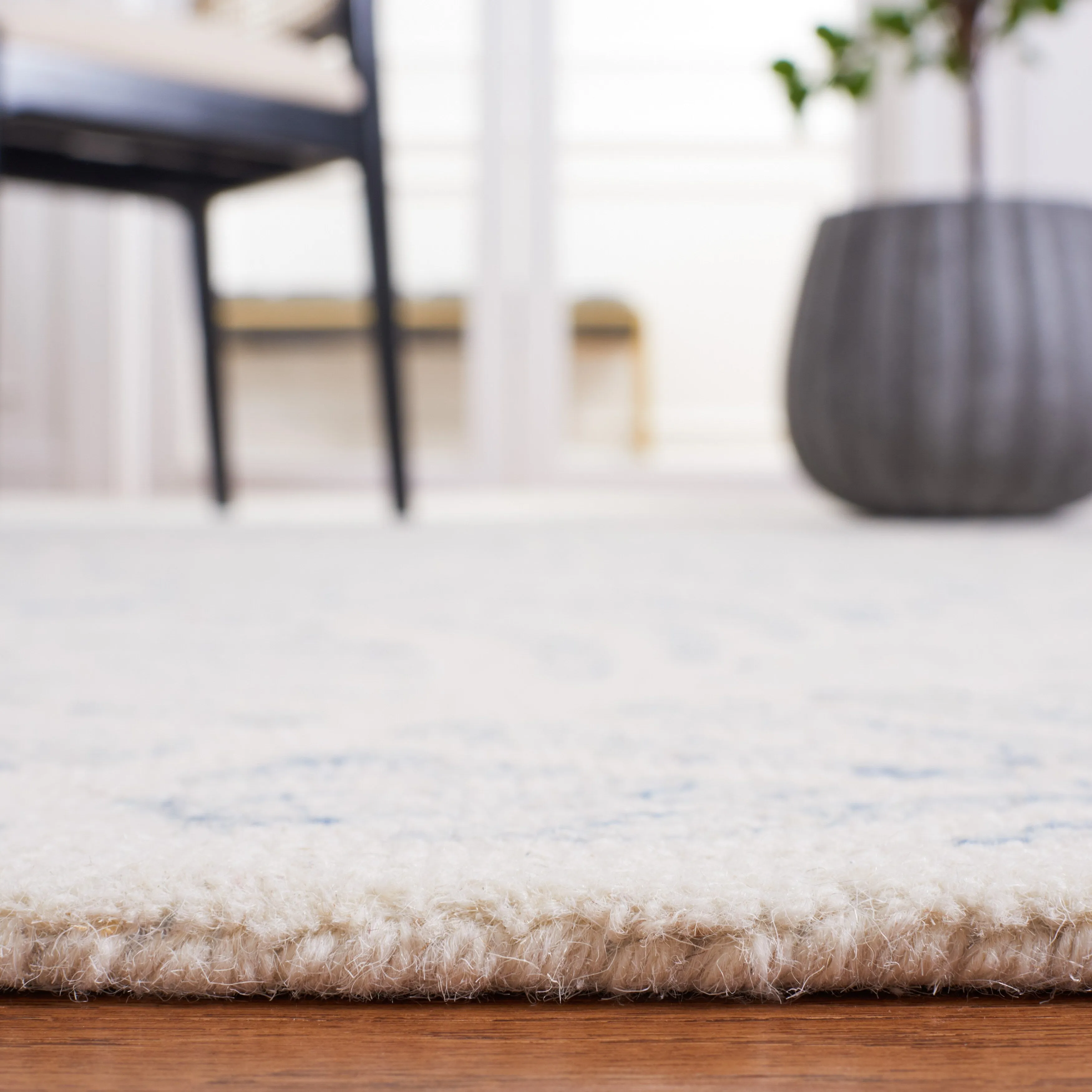 Martha Stewart by SAFAVIEH Handmade Samuela Wool Rug