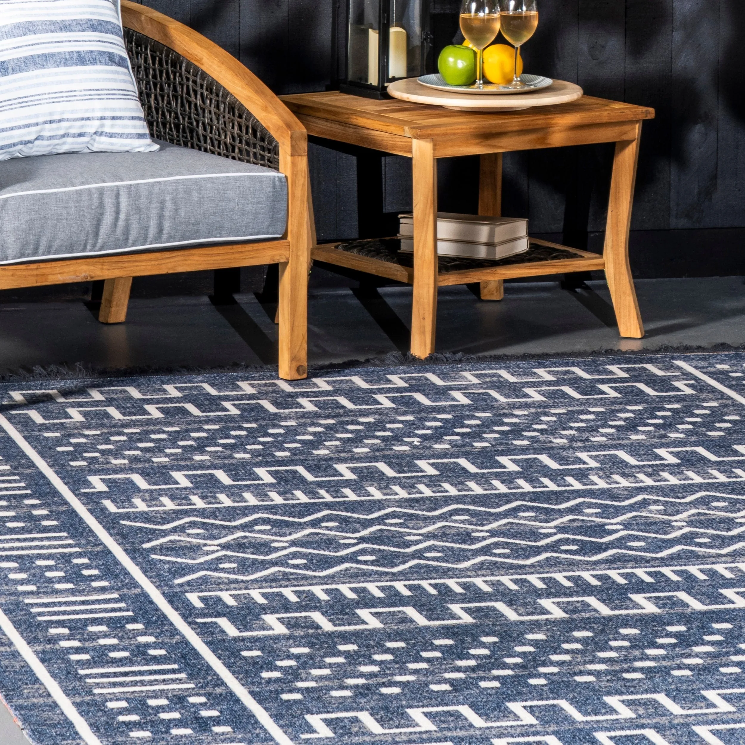 Nuloom Transitional Native Tribal Indoor/ Outdoor Tassels Area Rug