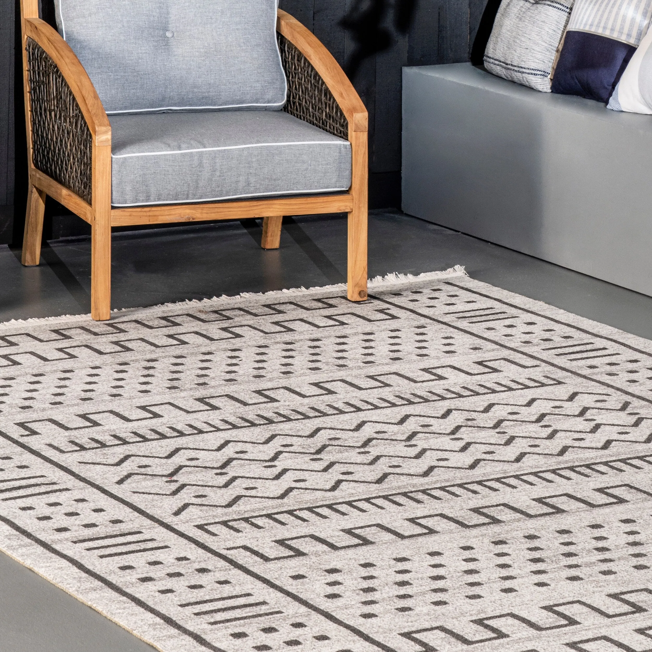 Nuloom Transitional Native Tribal Indoor/ Outdoor Tassels Area Rug