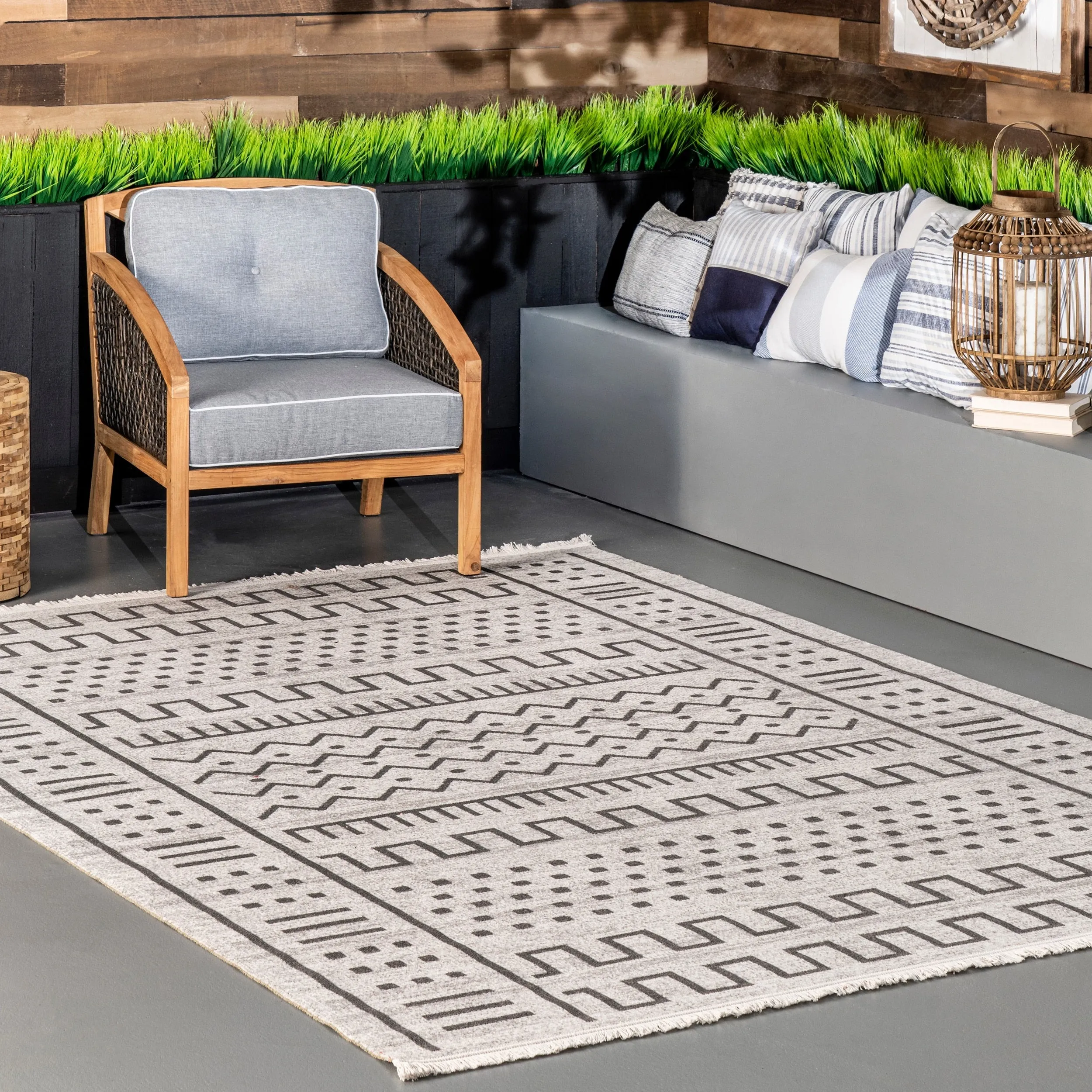 Nuloom Transitional Native Tribal Indoor/ Outdoor Tassels Area Rug