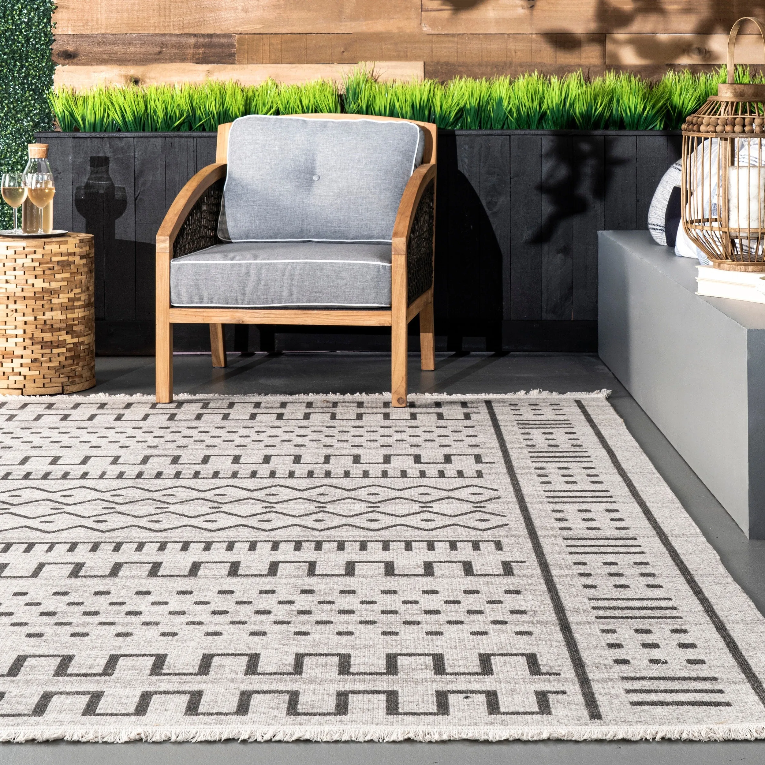 Nuloom Transitional Native Tribal Indoor/ Outdoor Tassels Area Rug