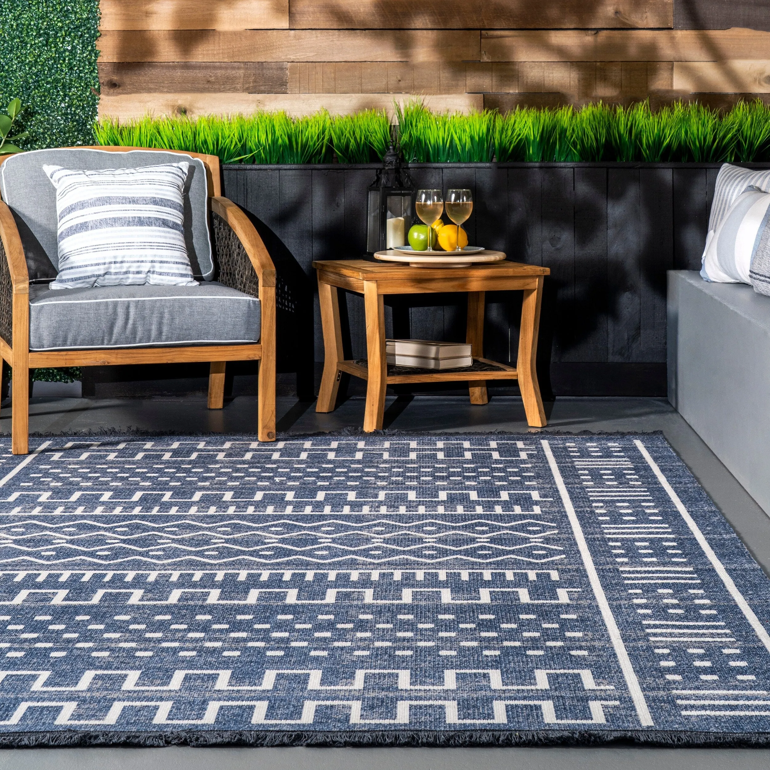 Nuloom Transitional Native Tribal Indoor/ Outdoor Tassels Area Rug