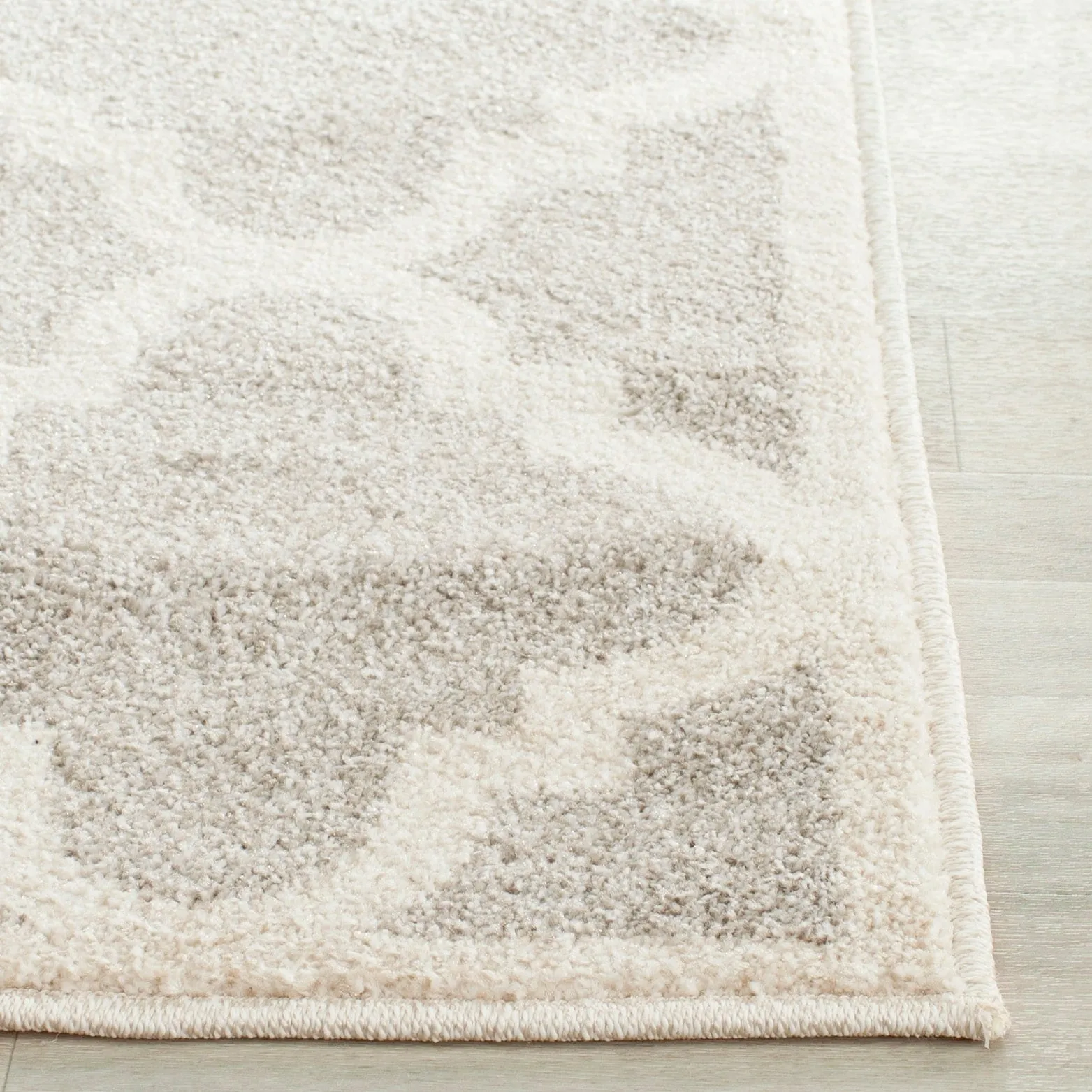 SAFAVIEH Amherst Elvana Modern Rug