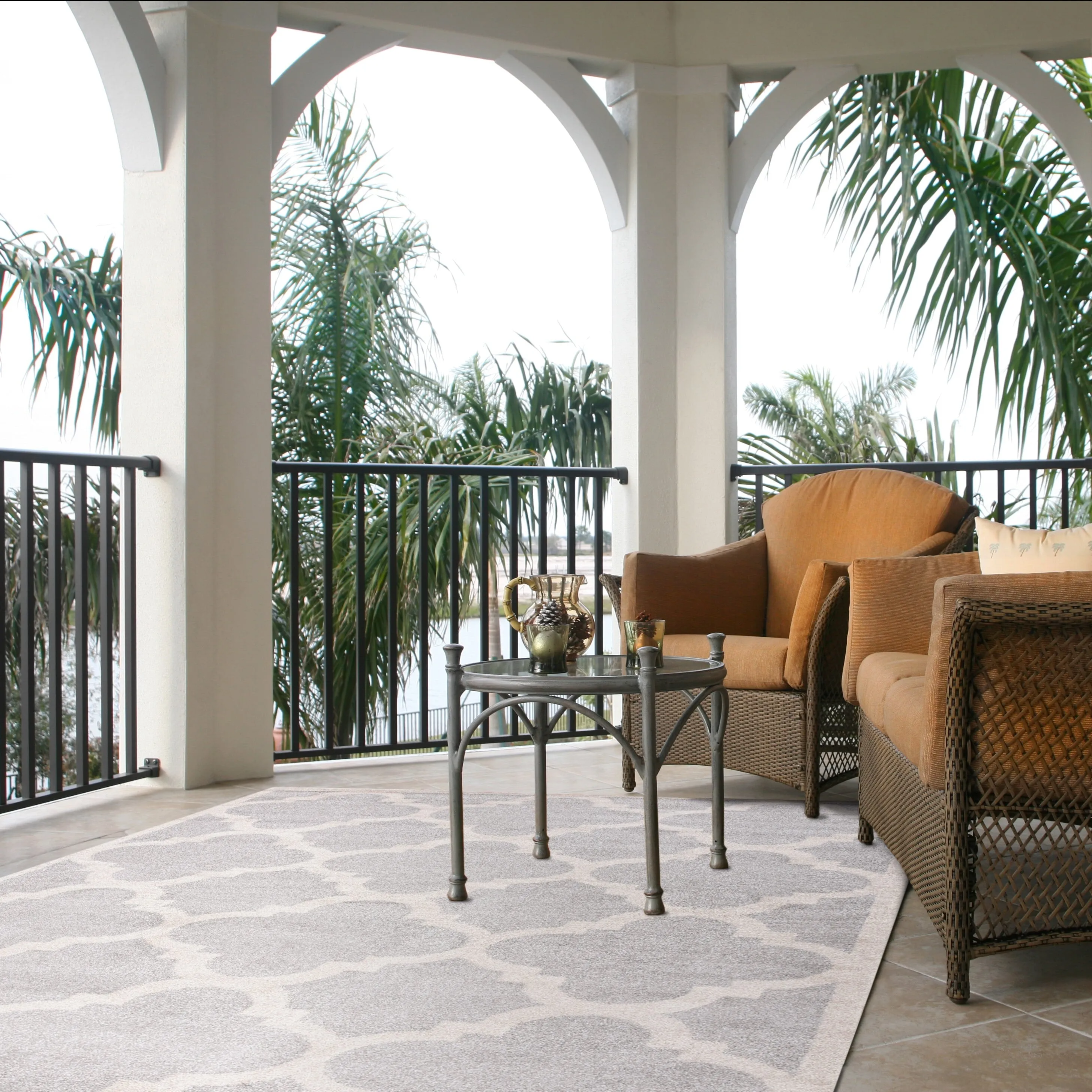 SAFAVIEH Amherst Elvana Modern Rug