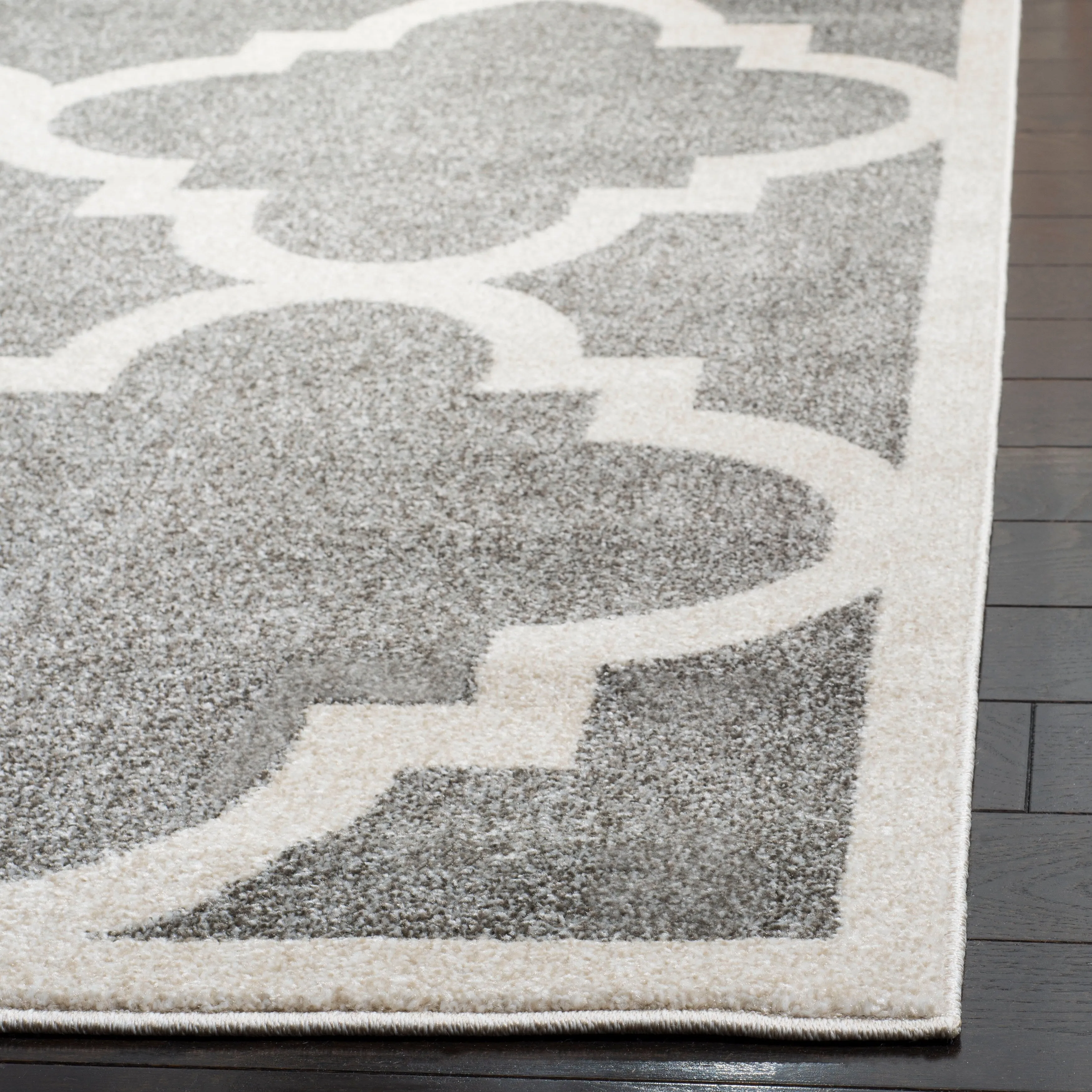SAFAVIEH Amherst Elvana Modern Rug