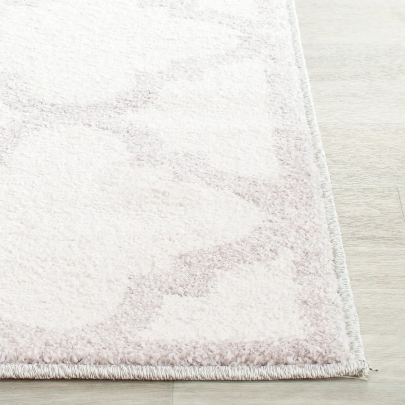 SAFAVIEH Amherst Elvana Modern Rug