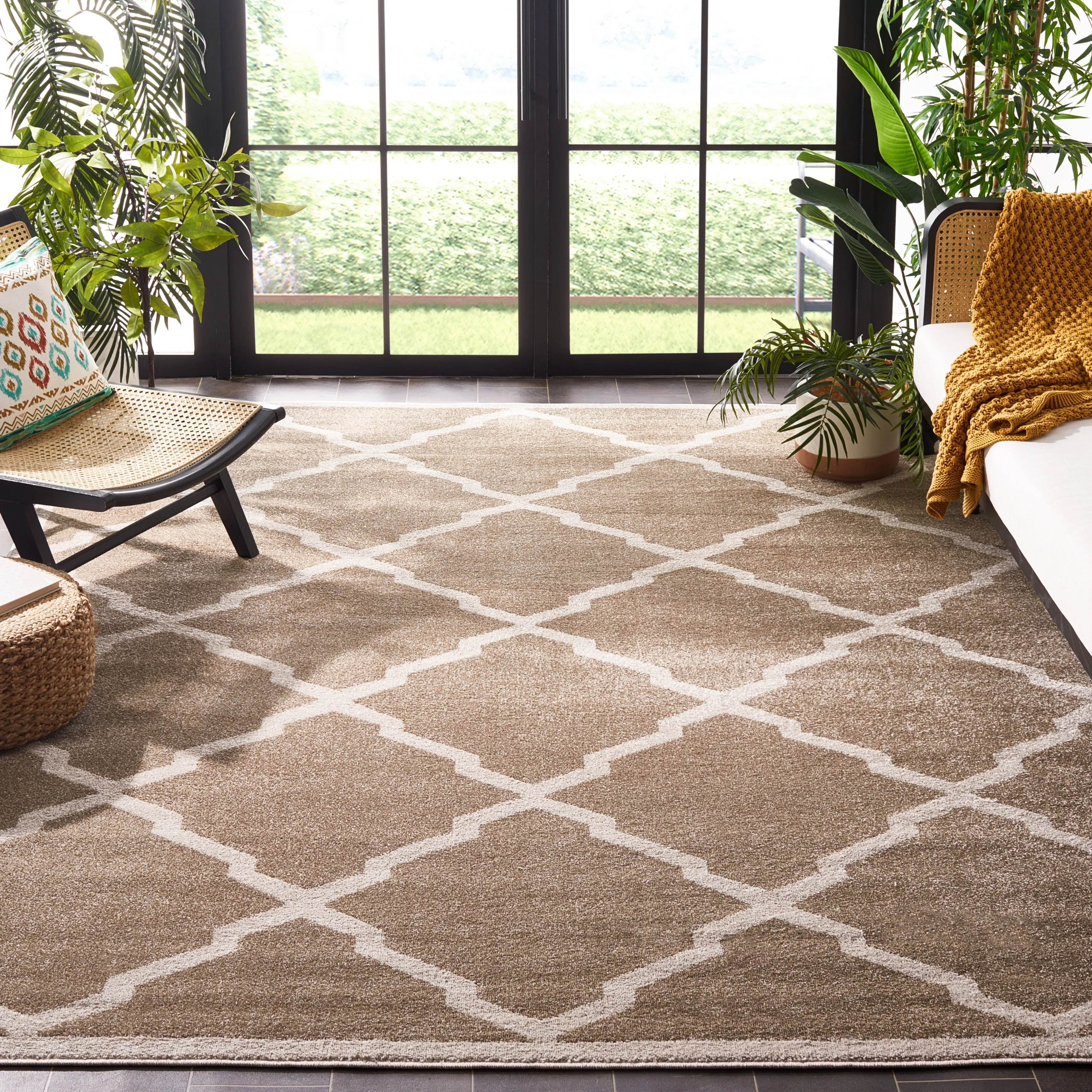 SAFAVIEH Amherst Elvana Modern Rug