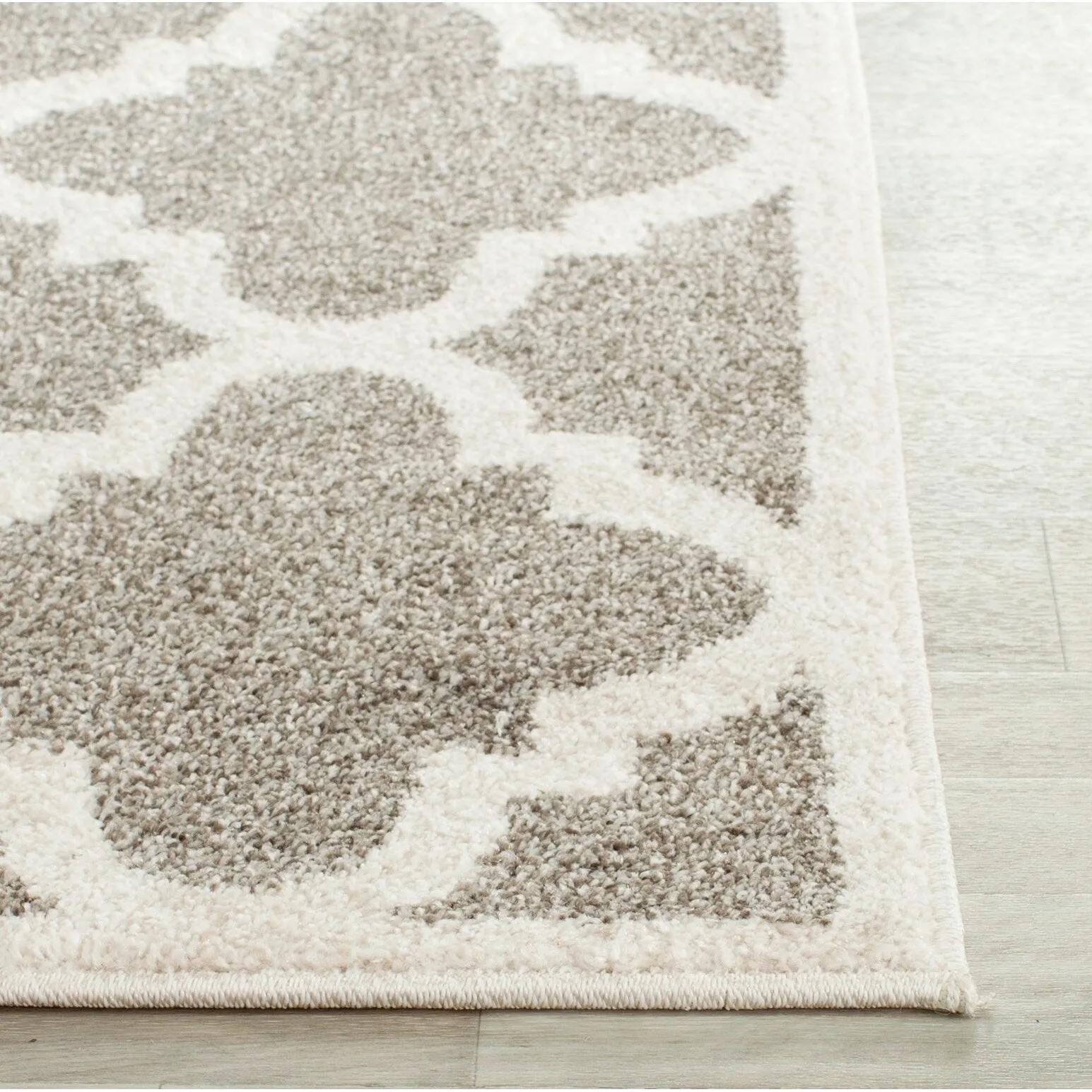 SAFAVIEH Amherst Elvana Modern Rug