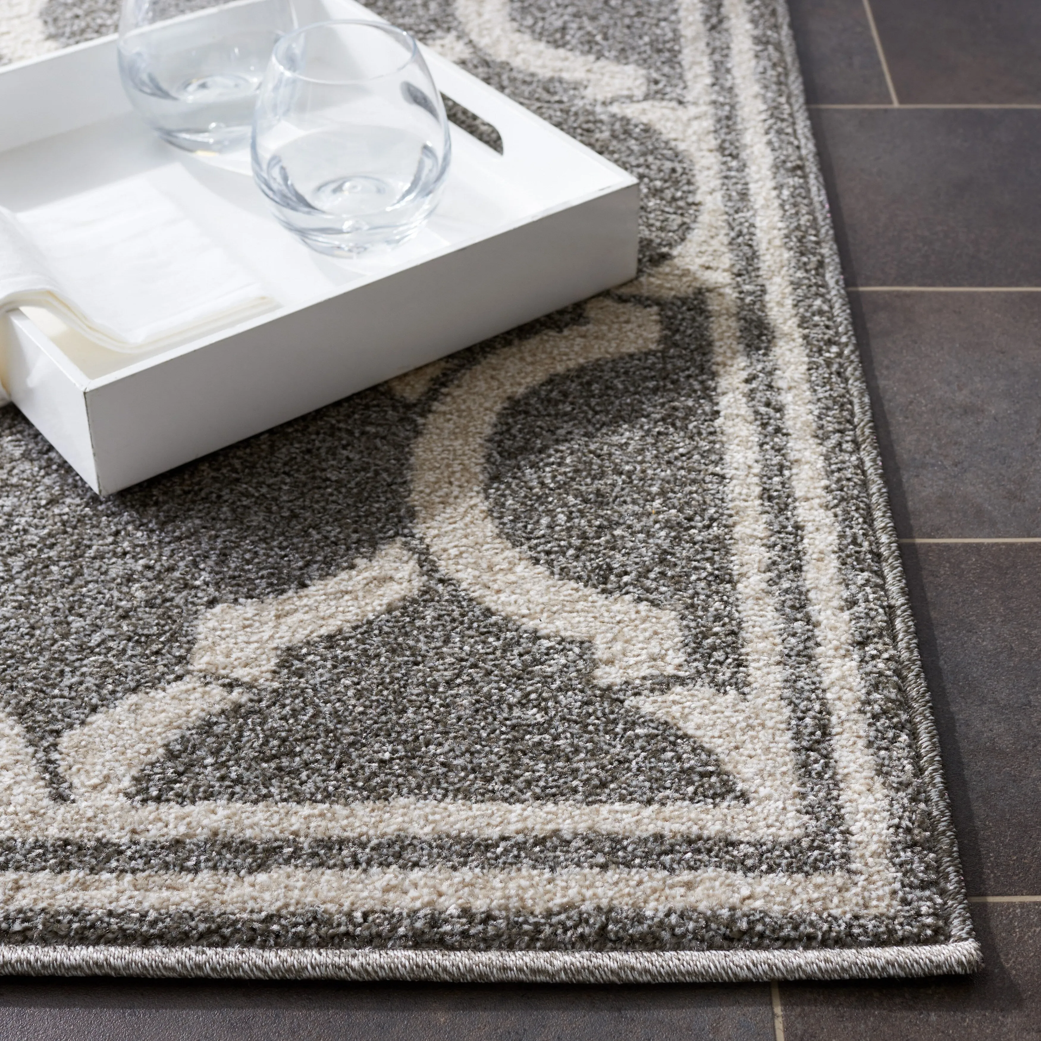 SAFAVIEH Amherst Huynh Modern Rug
