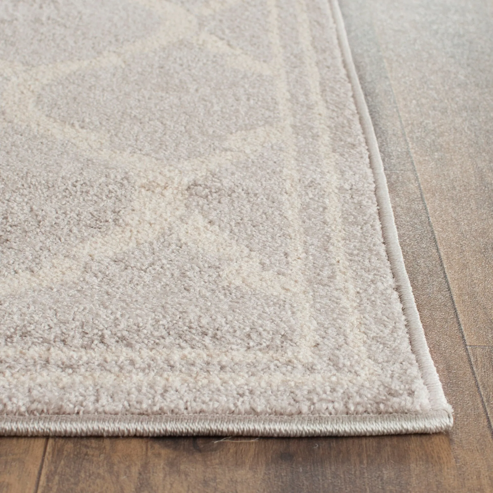 SAFAVIEH Amherst Huynh Modern Rug