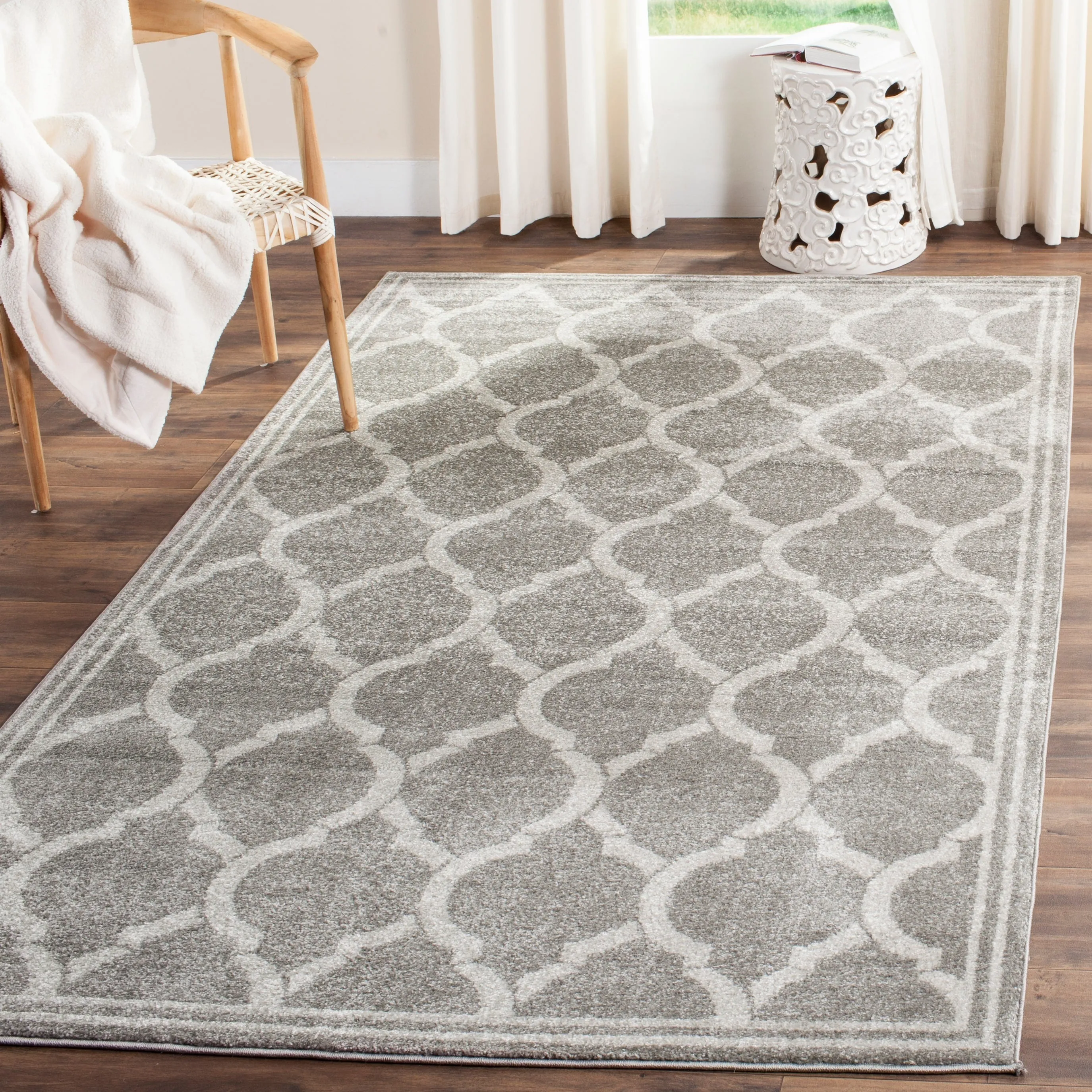 SAFAVIEH Amherst Huynh Modern Rug