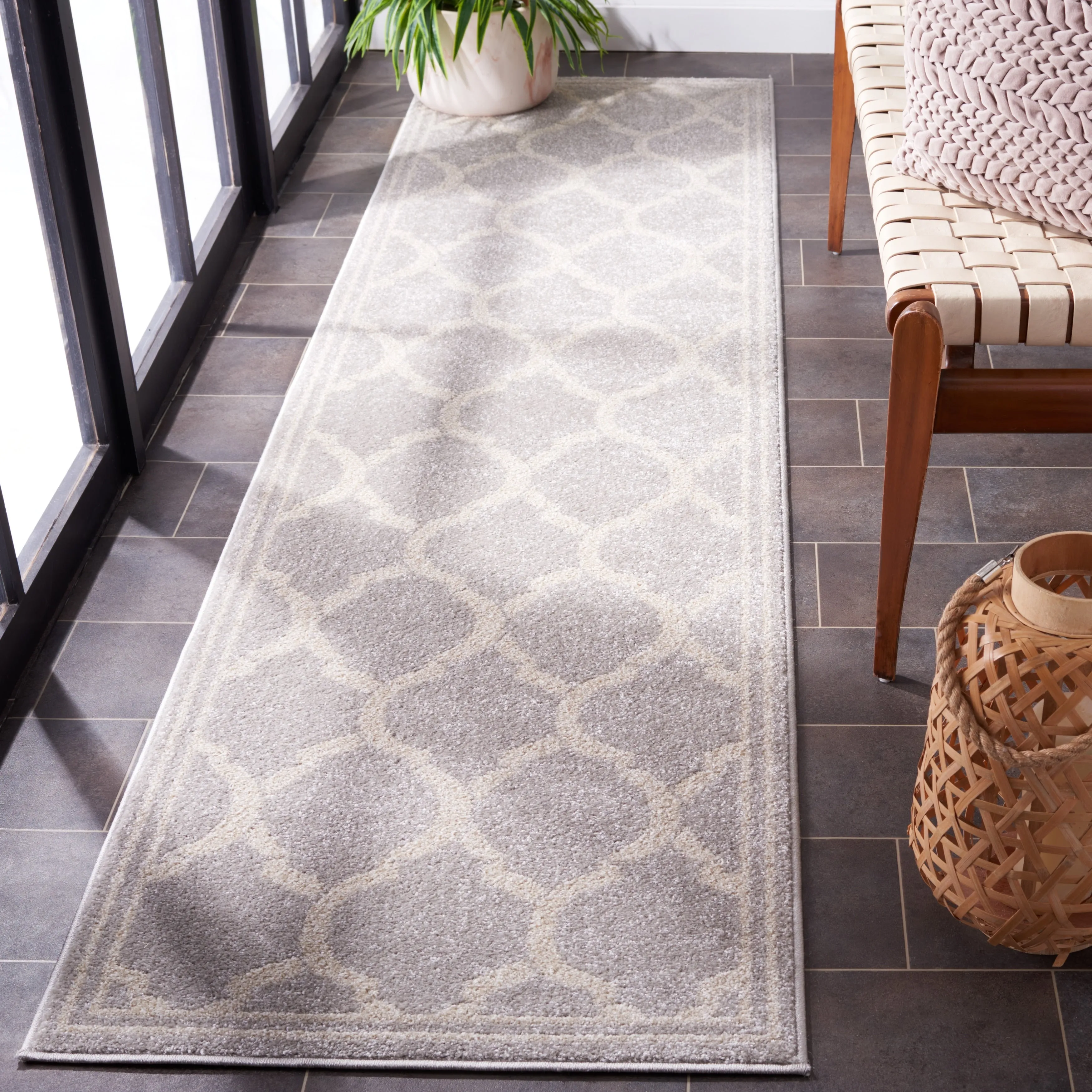 SAFAVIEH Amherst Huynh Modern Rug