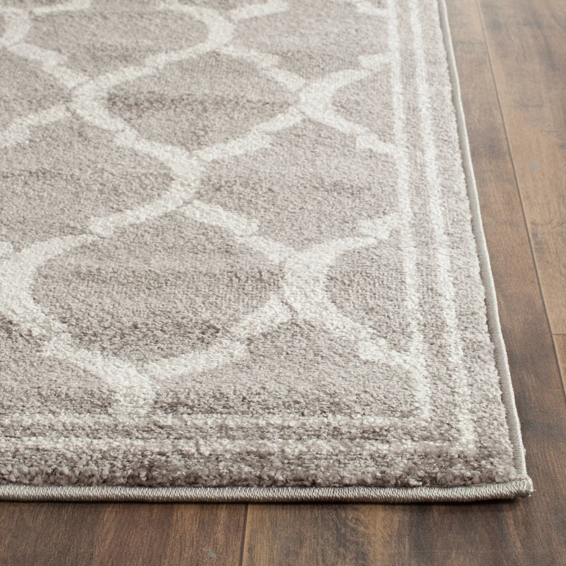 SAFAVIEH Amherst Huynh Modern Rug