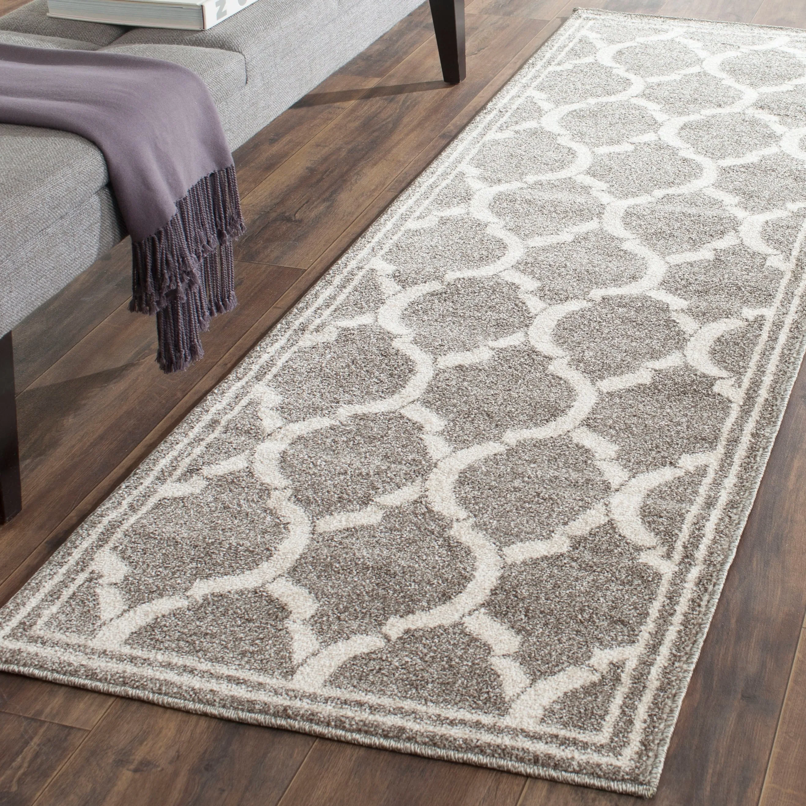 SAFAVIEH Amherst Huynh Modern Rug