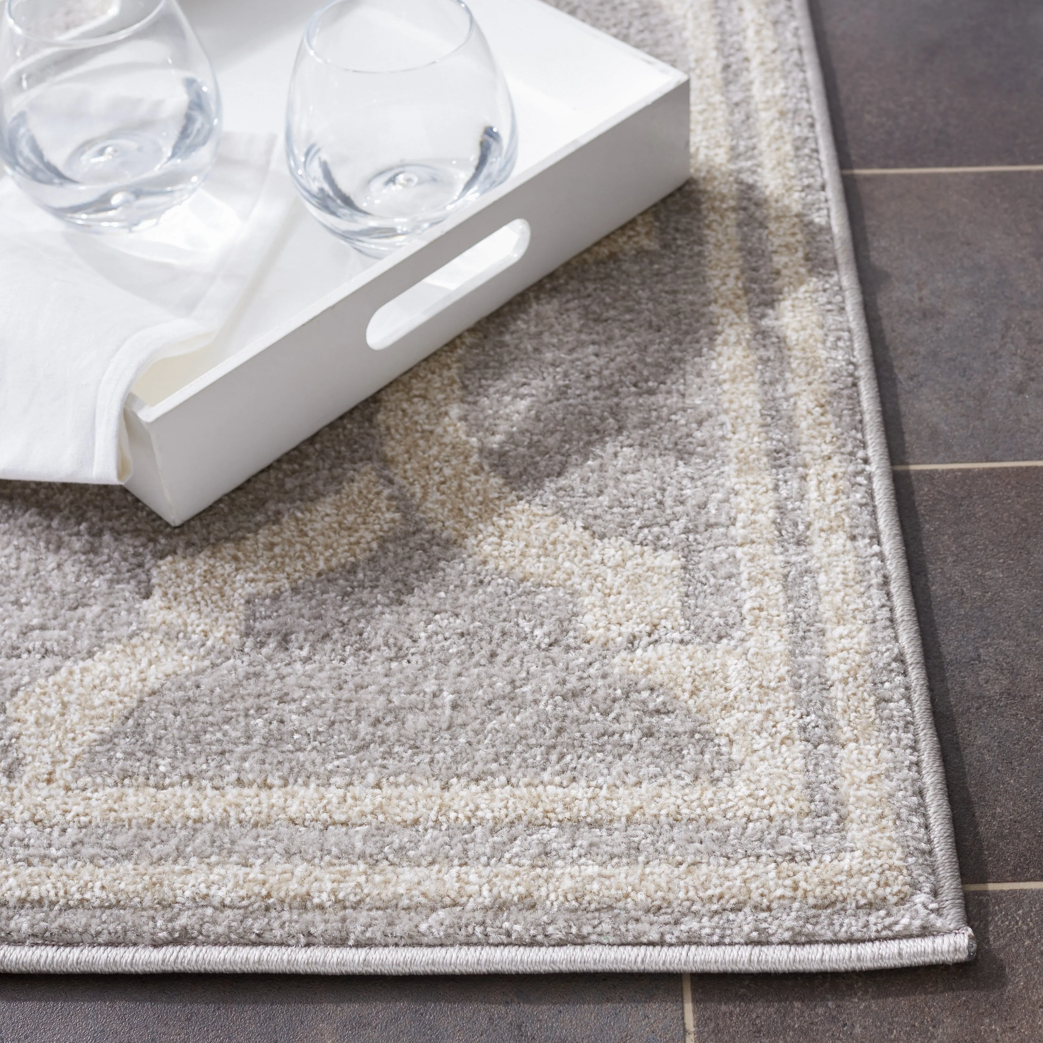 SAFAVIEH Amherst Huynh Modern Rug