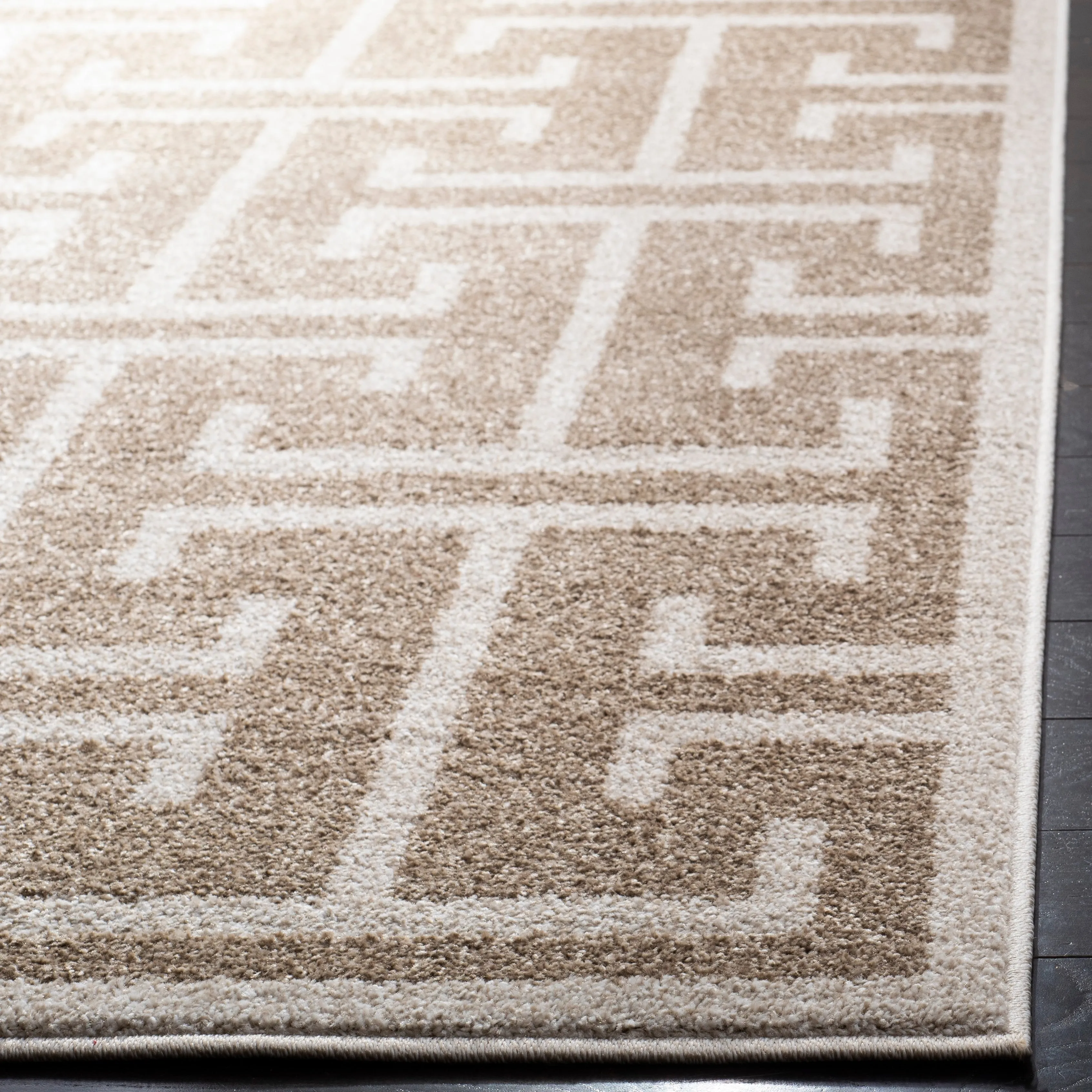 SAFAVIEH Amherst Rola Modern Rug