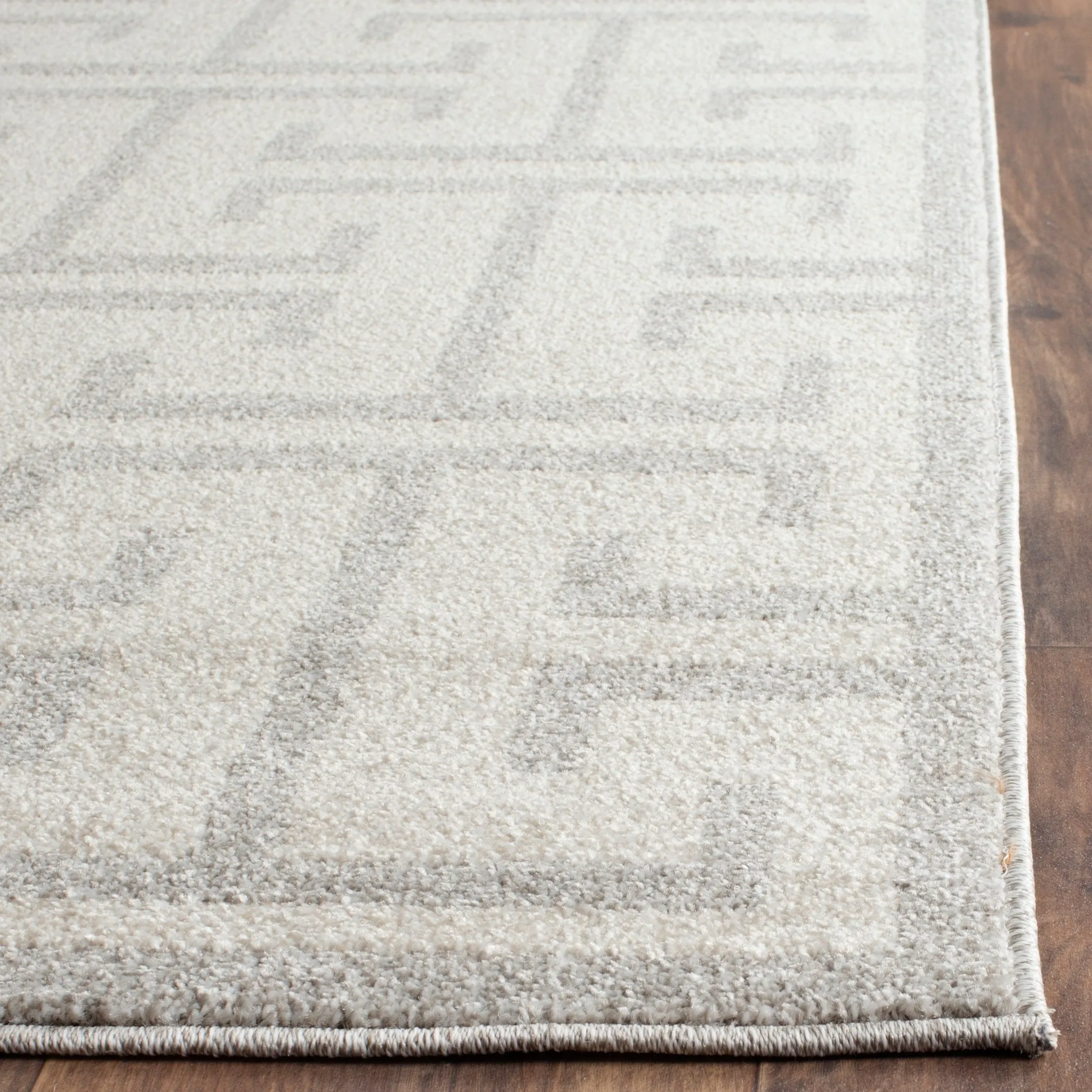 SAFAVIEH Amherst Rola Modern Rug