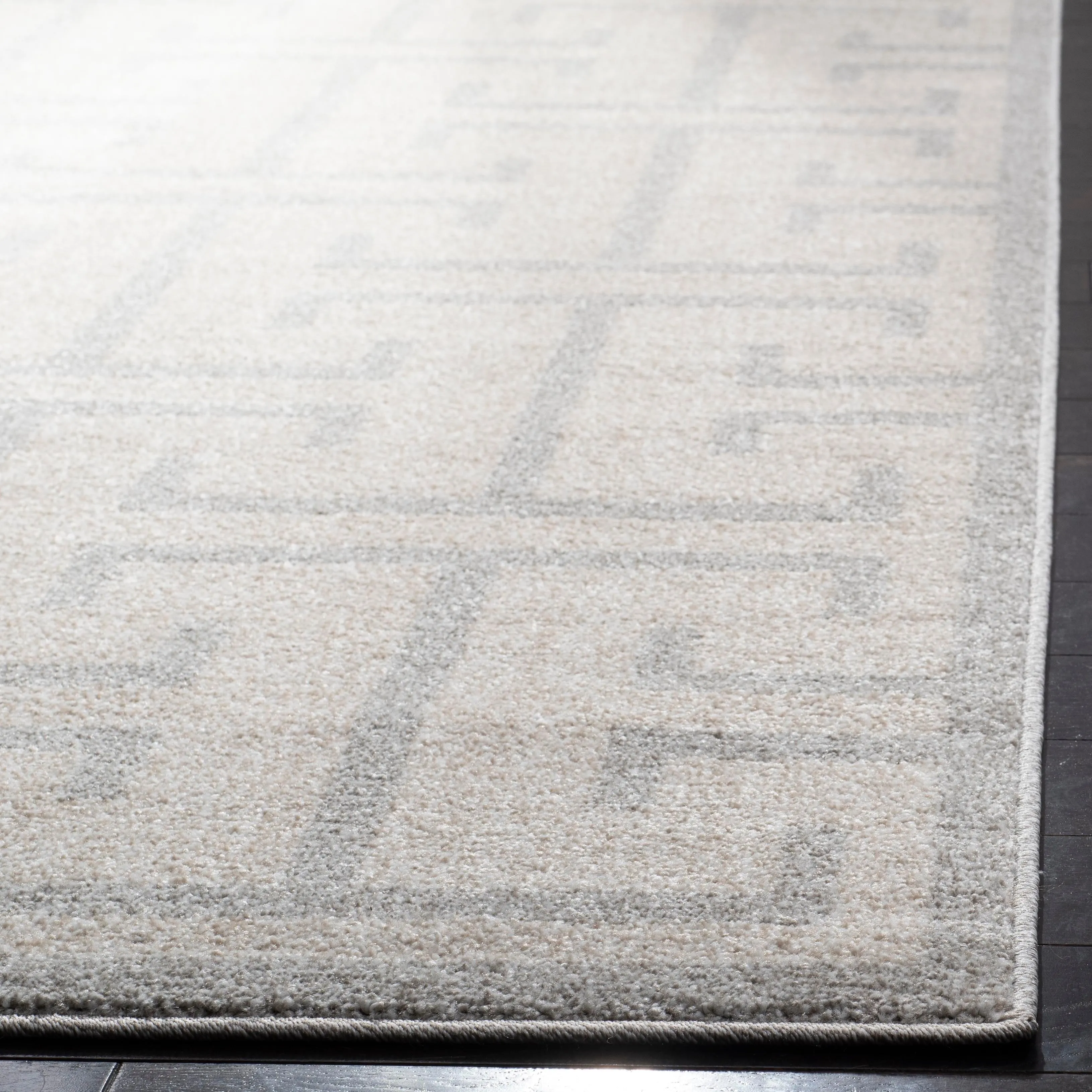 SAFAVIEH Amherst Rola Modern Rug
