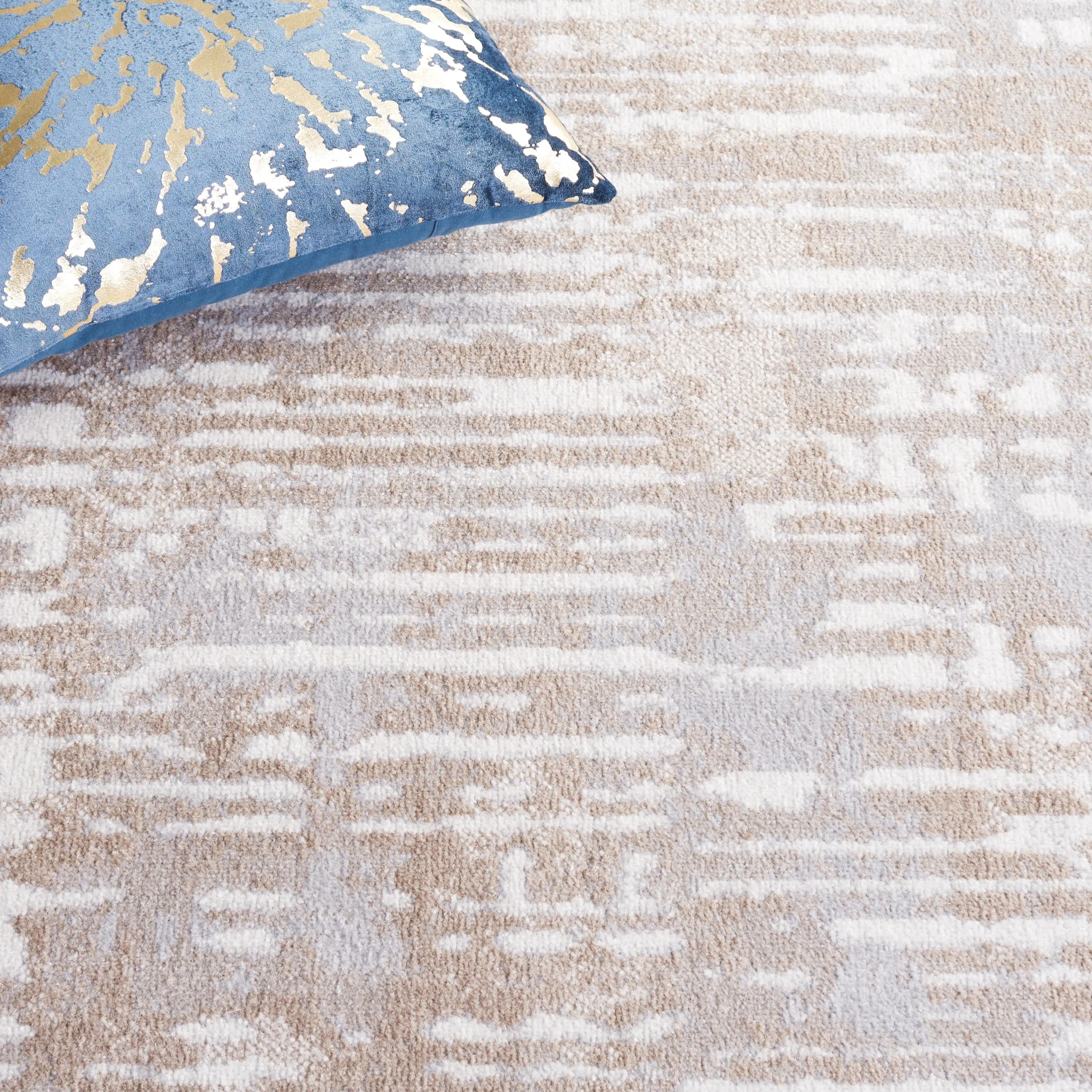 SAFAVIEH Bayside Machine Washable Neshka Modern Abstract Rug